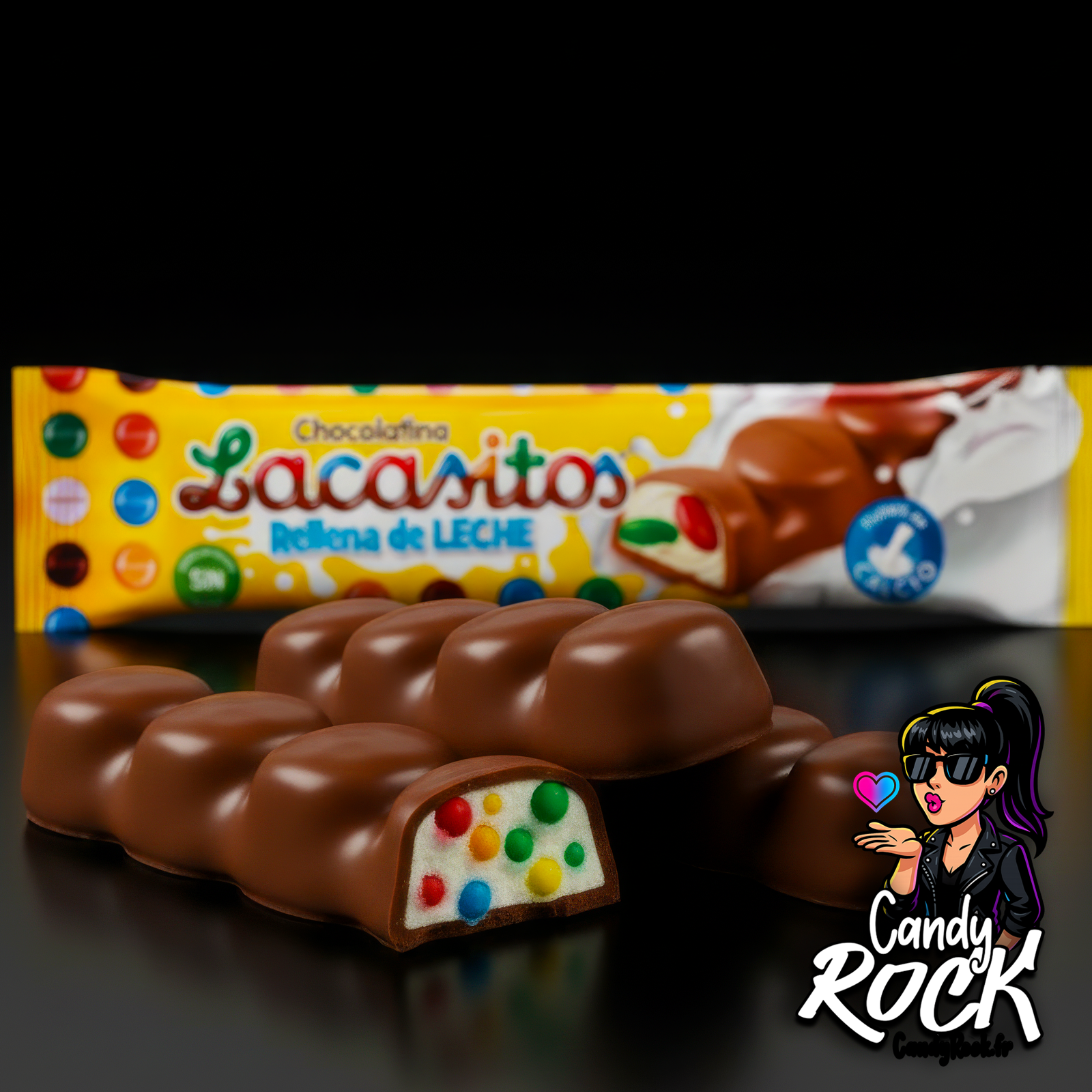 Barre Lacasitos coupée révélant un fourrage blanc avec mini dragées colorées, emballage flou en arrière-plan, CandyRock.