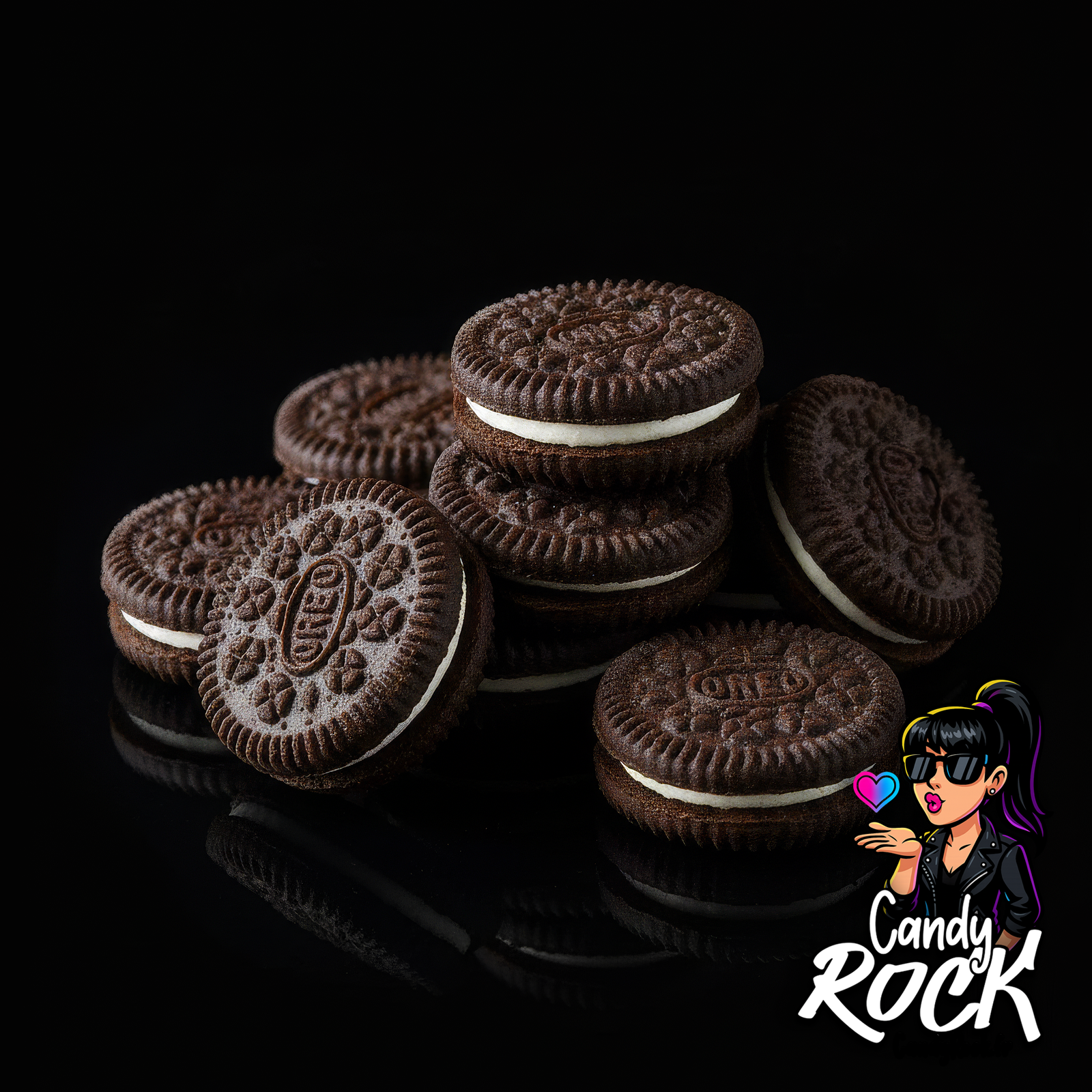  Gros plan sur des mini Oreo croquants montrant la crème blanche, éclairage dramatique CandyRock.