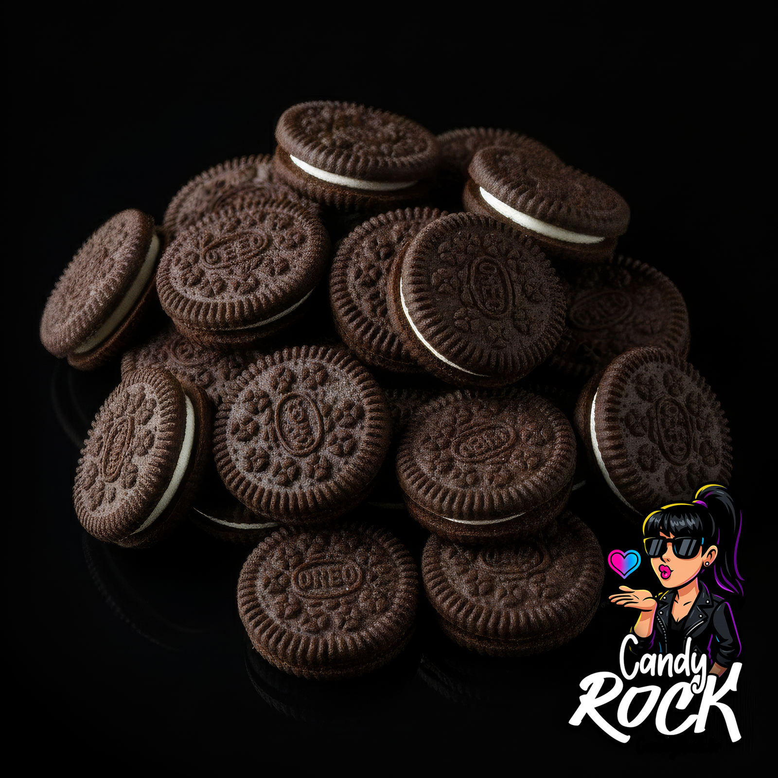  Pile de mini biscuits Oreo avec détails de texture chocolat et crème, fond noir CandyRock.