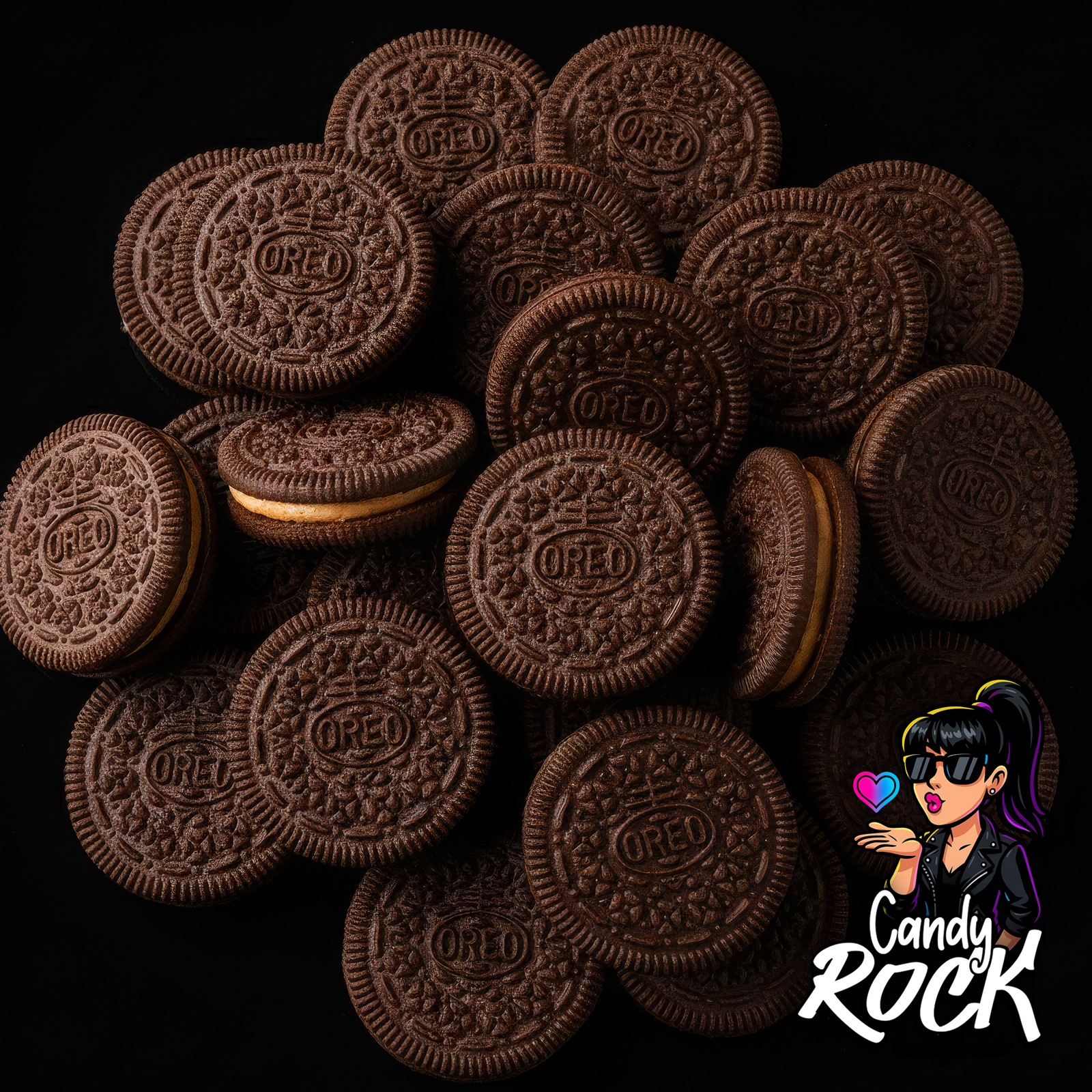 Top-view d’un large tas de biscuits Oreo Choco Brownie sur fond noir, texture chocolat foncé et fourrage marron clair, CandyRock.
