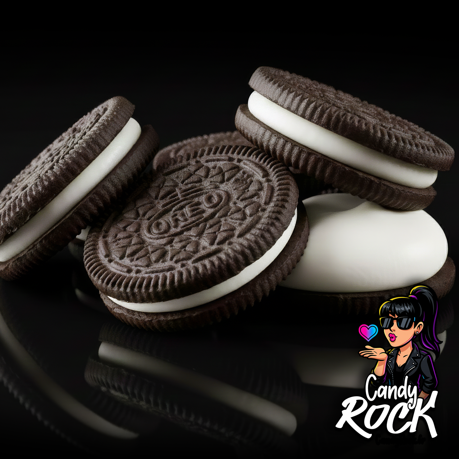 Biscuits Oreo Double Crème empilés sur fond noir, relief cacao net et crème blanche épaisse bien visible, CandyRock.