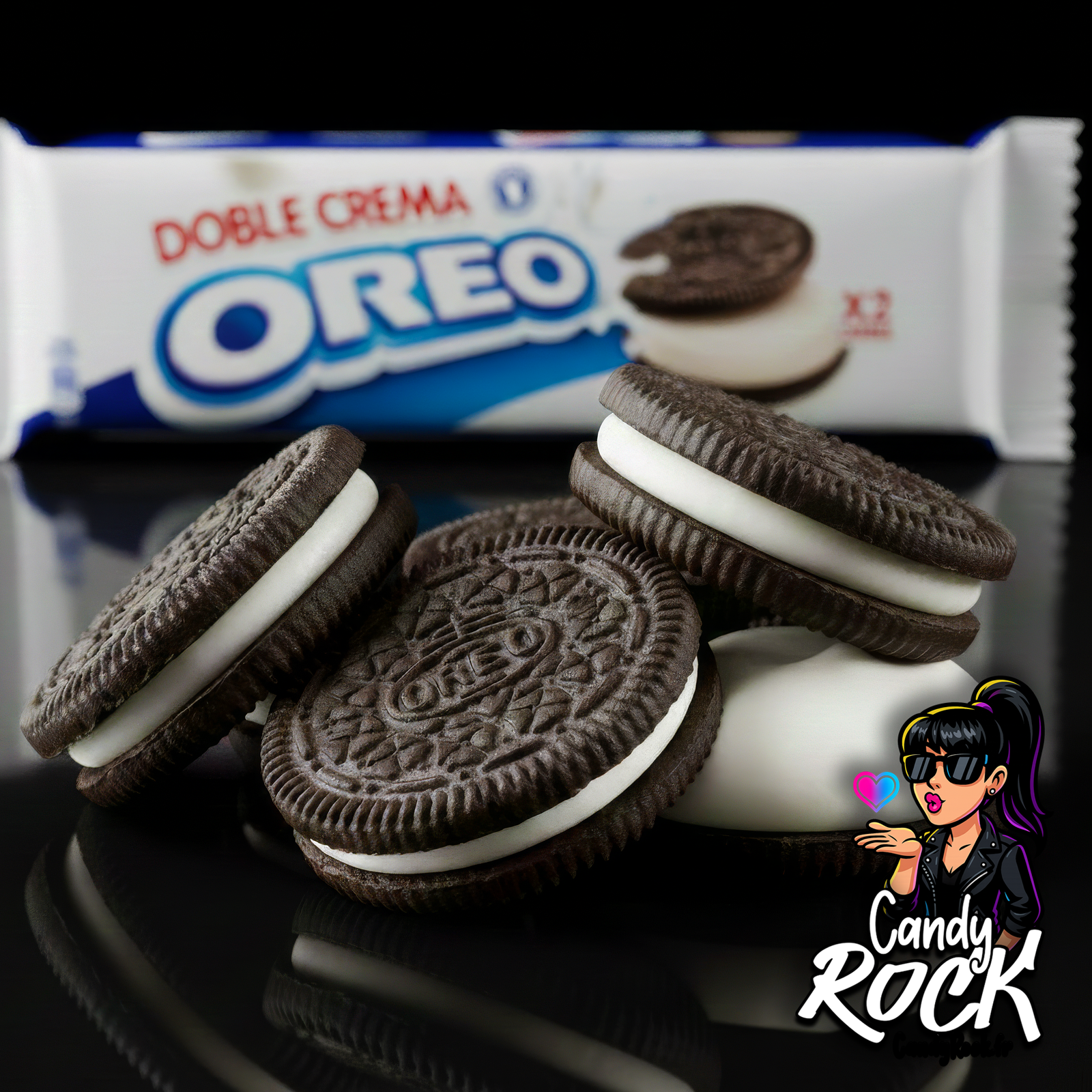 Biscuits Oreo Double Crème au premier plan avec leur pack individuel à l’arrière, contraste noir et crème ultra net, CandyRock.