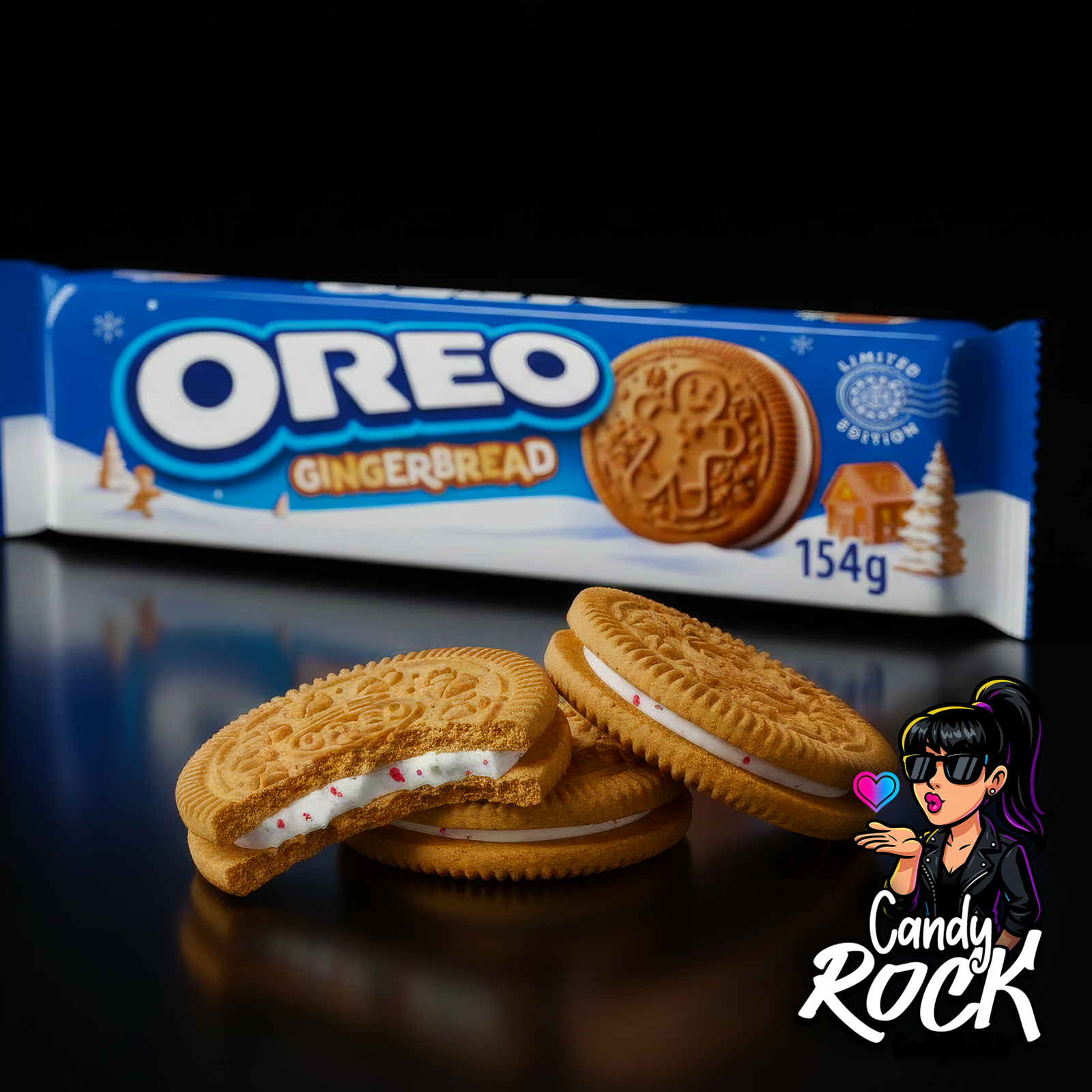 Biscuits Oreo Gingerbread couleur pain d’épices avec crème blanche et éclats rouges, pack bleu visible en arrière-plan, CandyRock.