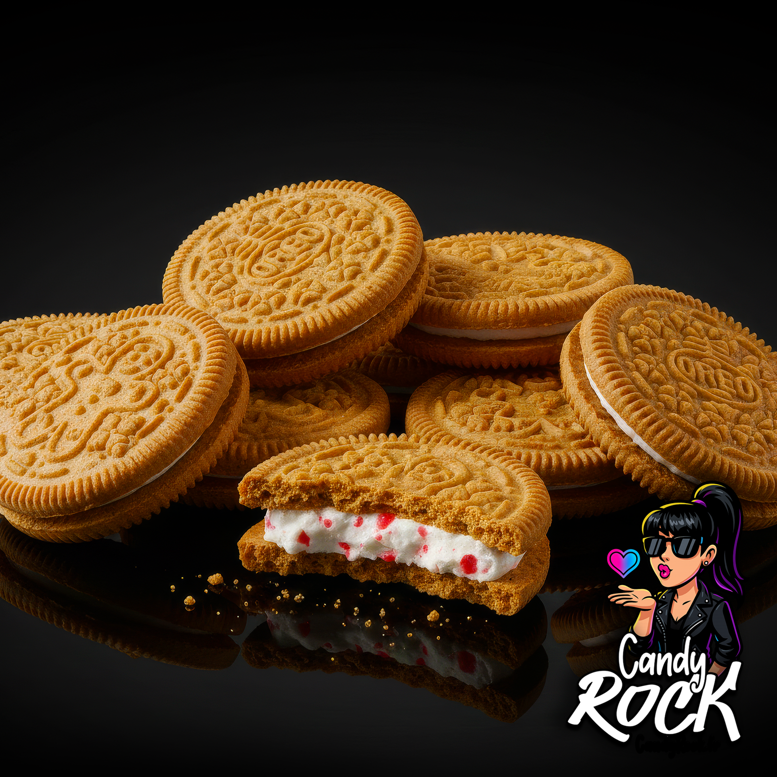  Biscuits Oreo Gingerbread dorés superposés avec un biscuit croqué révélant une crème blanche tachetée de rouge, CandyRock.