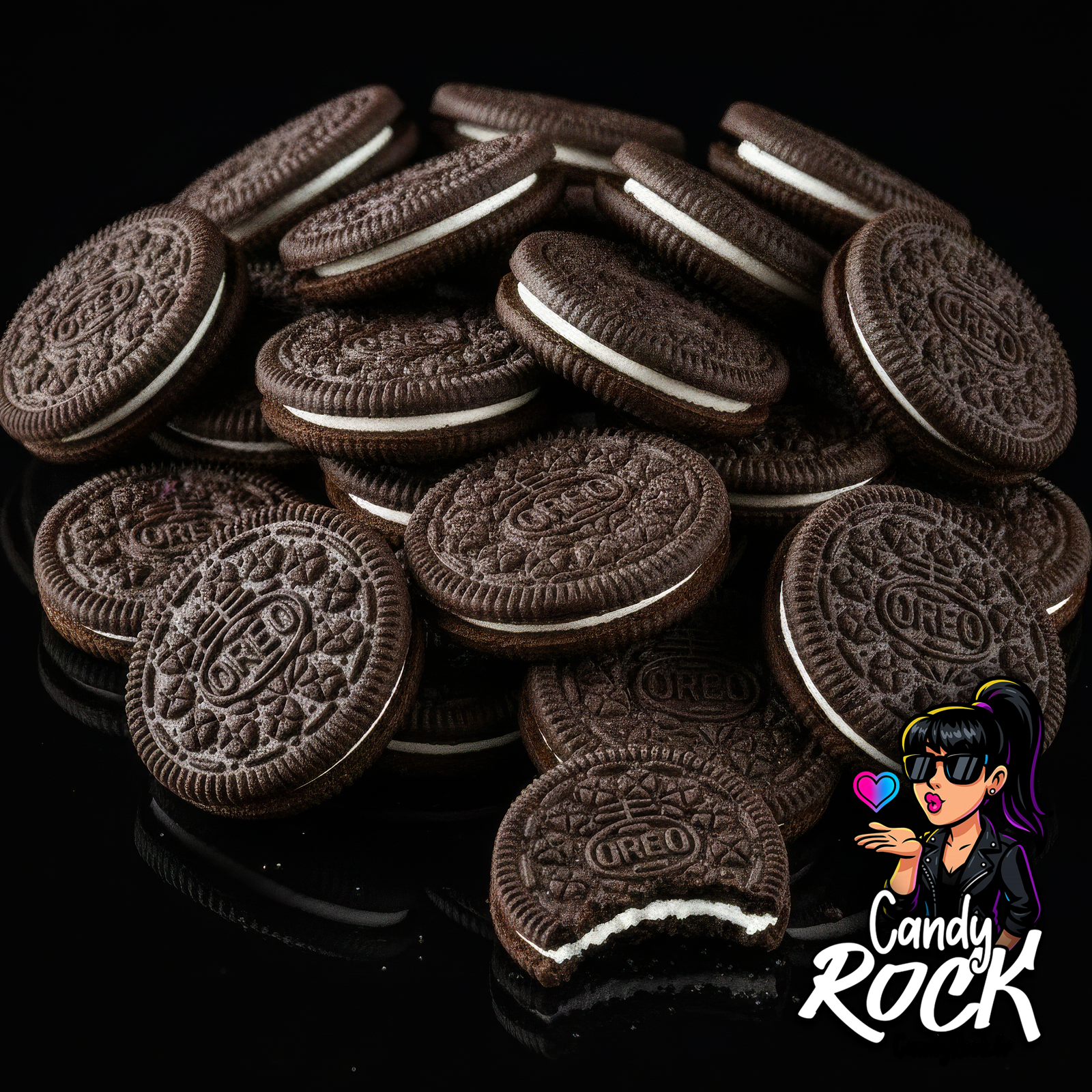Tas de biscuits Oreo Original cacao foncé avec crème blanche au centre, texture nette sur fond noir, CandyRock.
