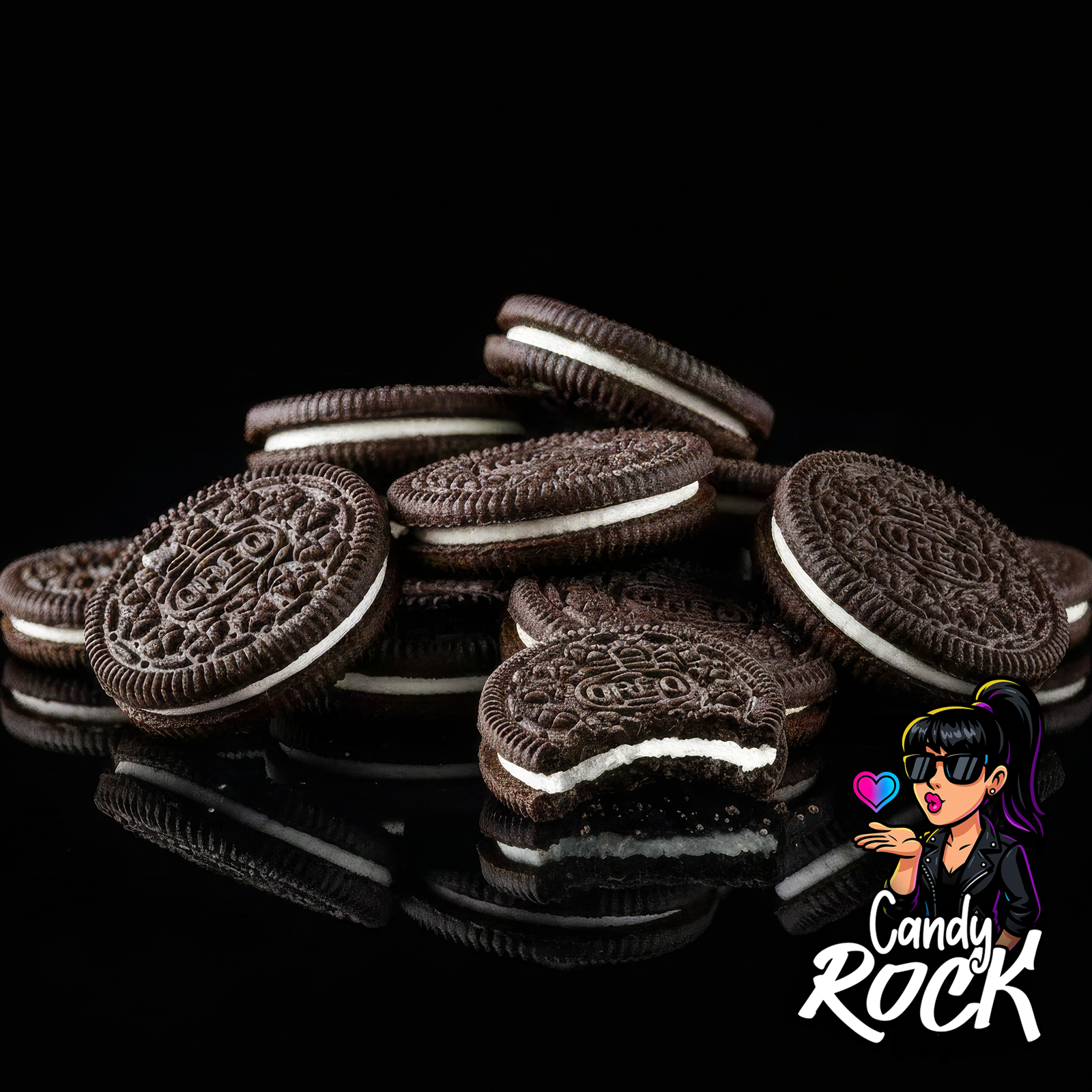  Assortiment de biscuits Oreo Original croquants, certains légèrement inclinés, crème fine visible, CandyRock.