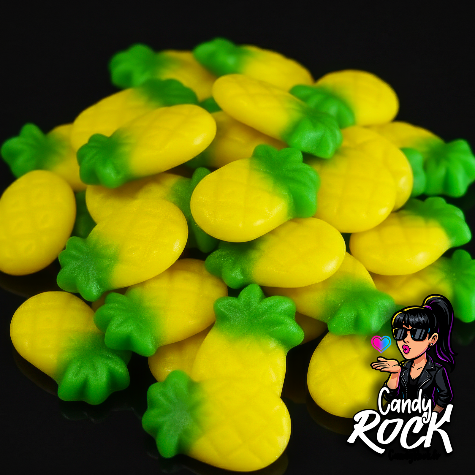 Bonbons gélifiés en forme d’ananas jaunes et verts, texture lisse et couleurs vives sur fond noir, présentation CandyRock.