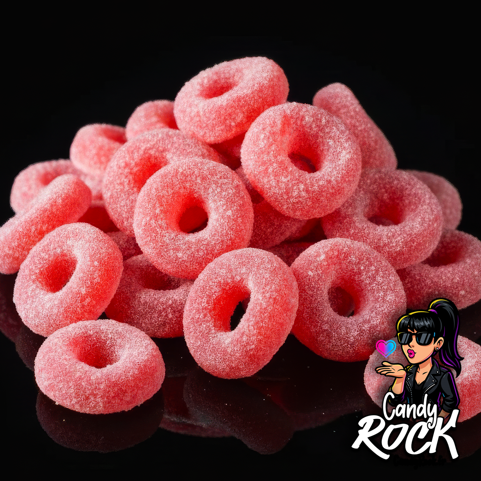 Gros plan sur des anneaux roses à la fraise recouverts de sucre acidulé, mettant en valeur les détails de texture CandyRock.