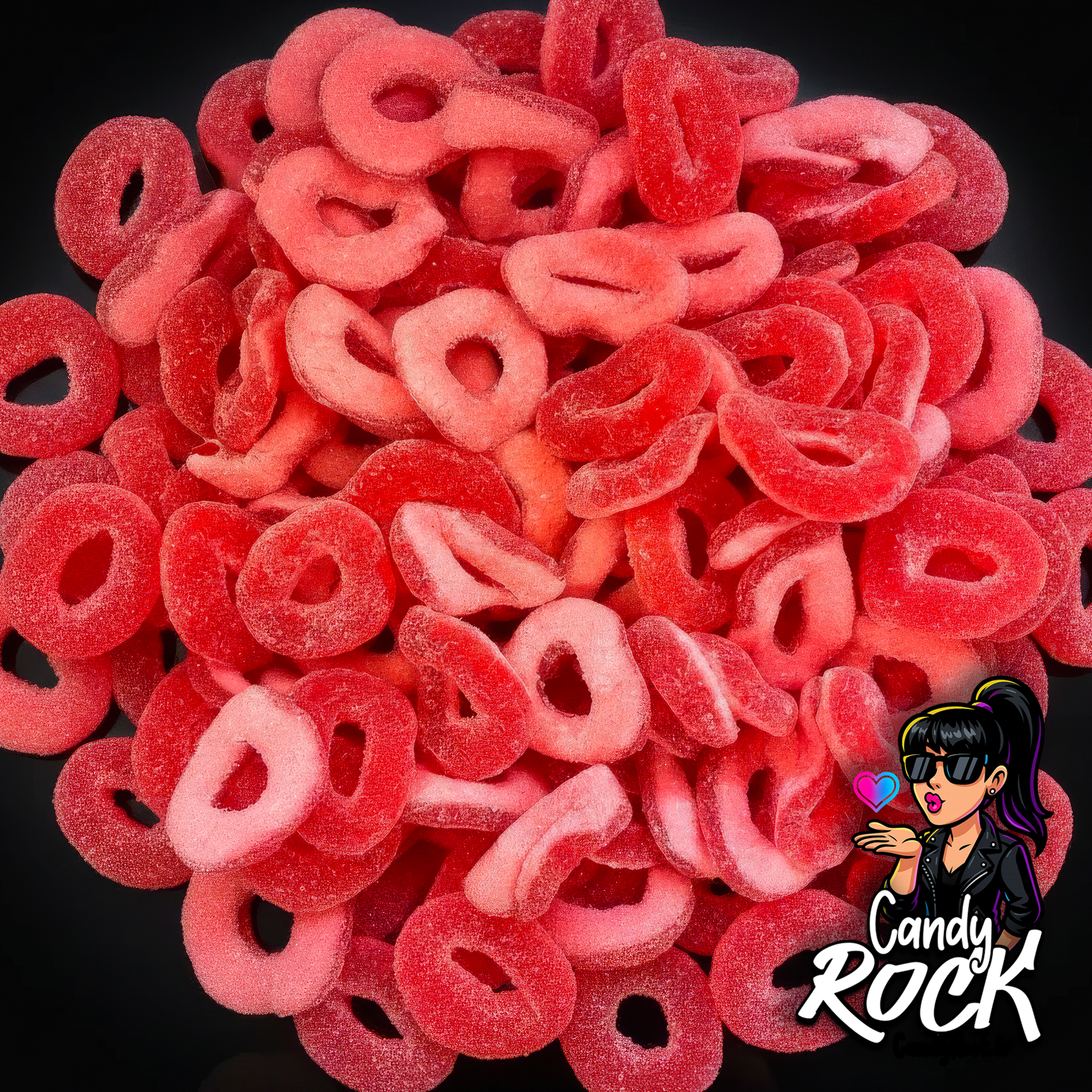 Anneaux roses acidulés à la fraise en présentation générale sur fond noir, texture moelleuse et sucre visible, CandyRock.