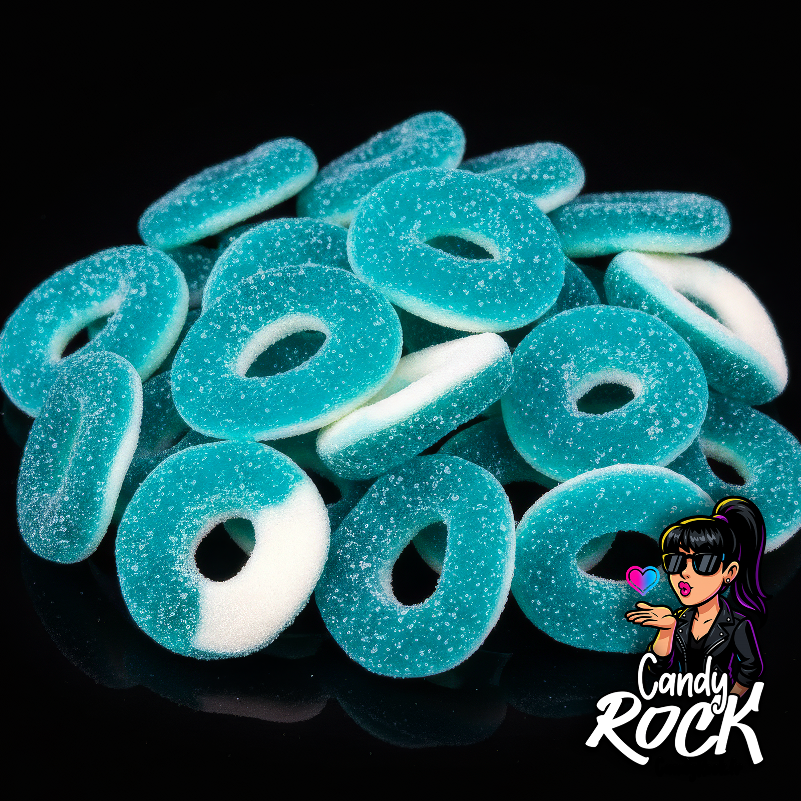 Vue rapprochée d’anneaux bleus et blancs gélifiés avec sucre acidulé, détails de texture et couleurs, CandyRock.