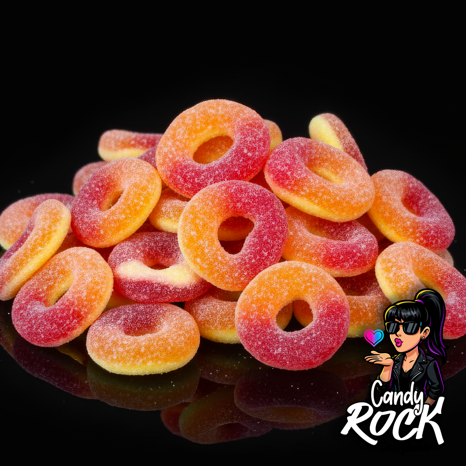 Vue rapprochée d’anneaux gélifiés à la pêche montrant le sucre acidulé et les couleurs dégradées rouge-orange, CandyRock.