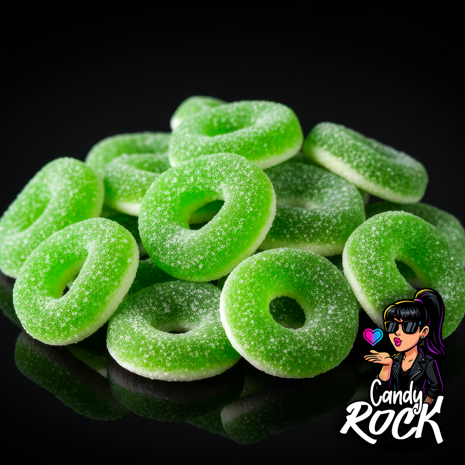 Zoom sur des anneaux verts acidulés à la pomme montrant les détails de texture et du sucre, CandyRock.