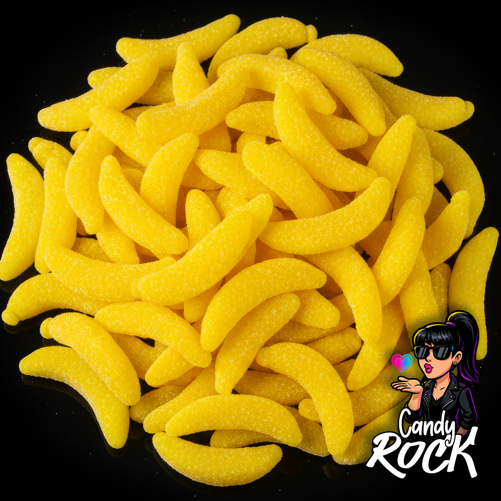 Bananes gélifiées jaunes sucrées sur fond noir, présentation générale du vrac moelleux CandyRock.