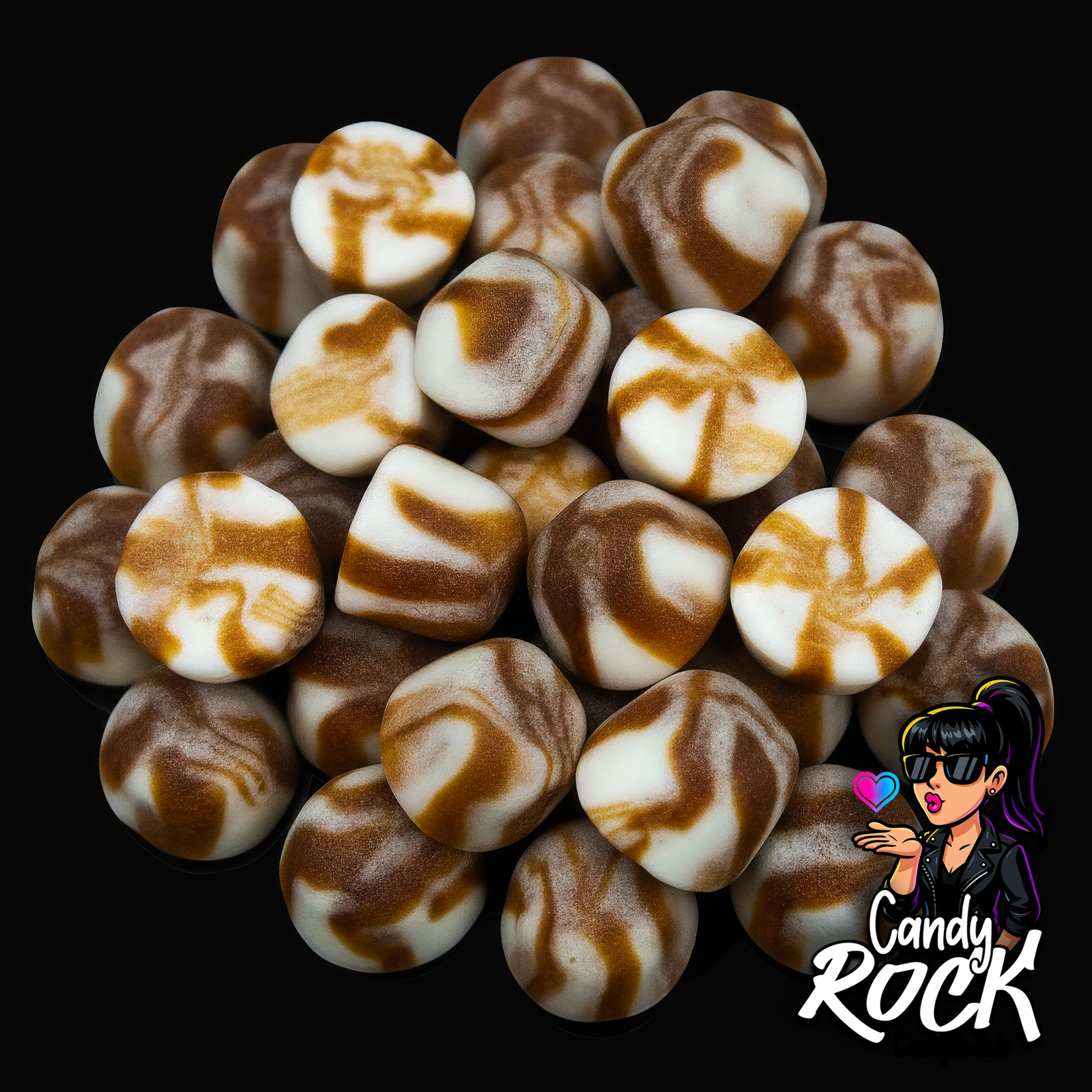 Bonbons Bisou Cola bicolores marbrés, texture lisse et moelleuse, présentation générale sur fond noir, CandyRock.