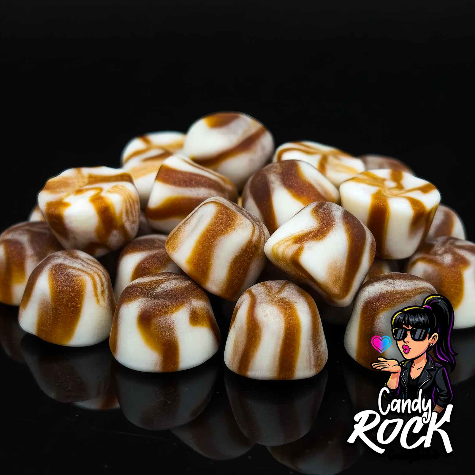 Gros plan de bonbons Bisou Cola lisses et brillants, marbrure marron et blanc, texture moelleuse CandyRock.