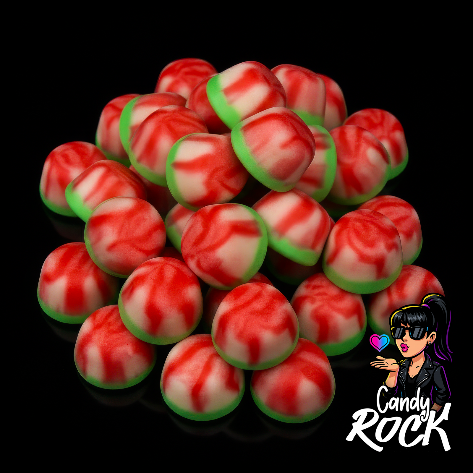 Bonbons Bisou Twist pastèque rouges blancs et verts, texture lisse et brillante sur fond noir, présentation générale CandyRock.
