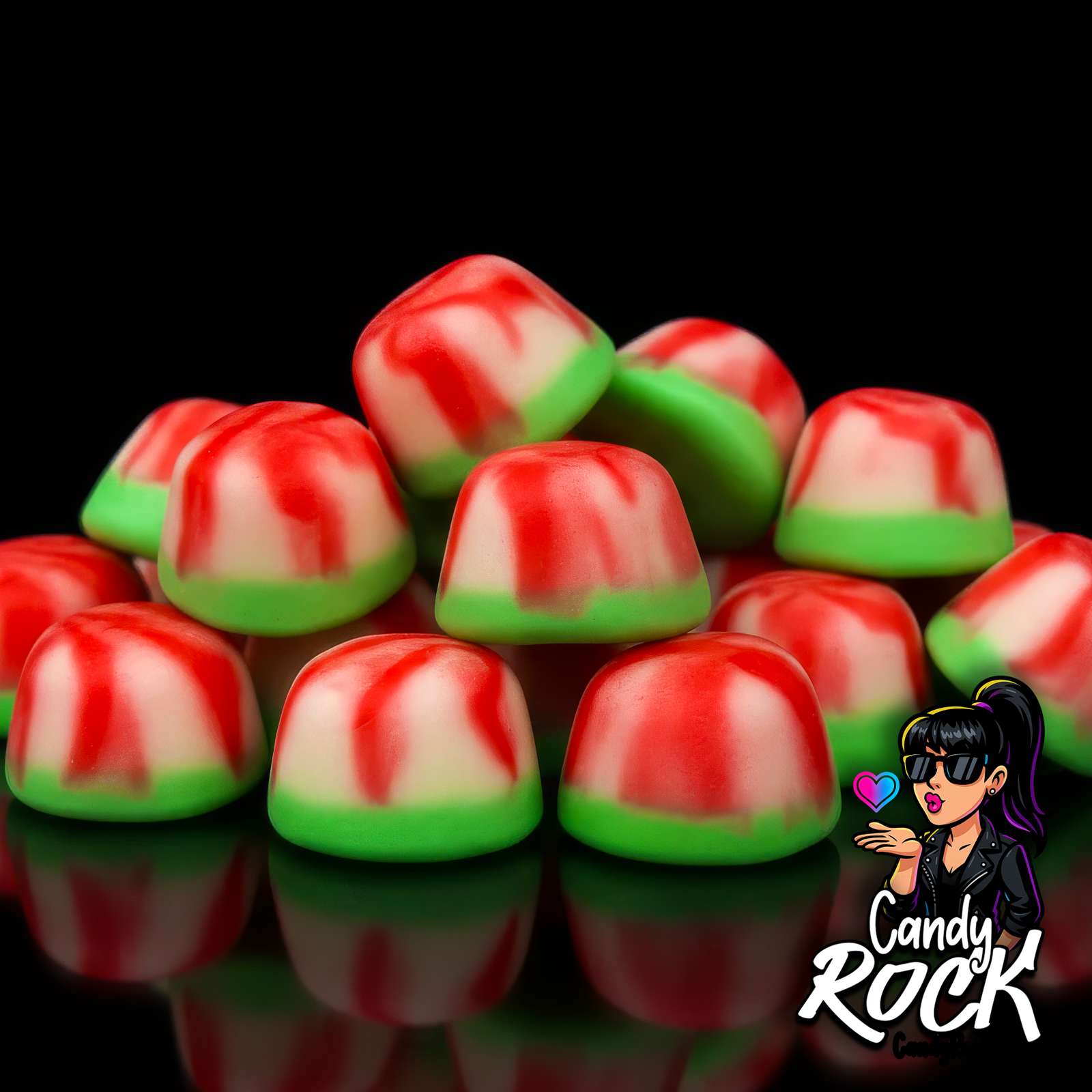 Zoom sur des bonbons Bisou Twist pastèque lisses et bicolores, détails des couleurs vives et formes arrondies, CandyRock.