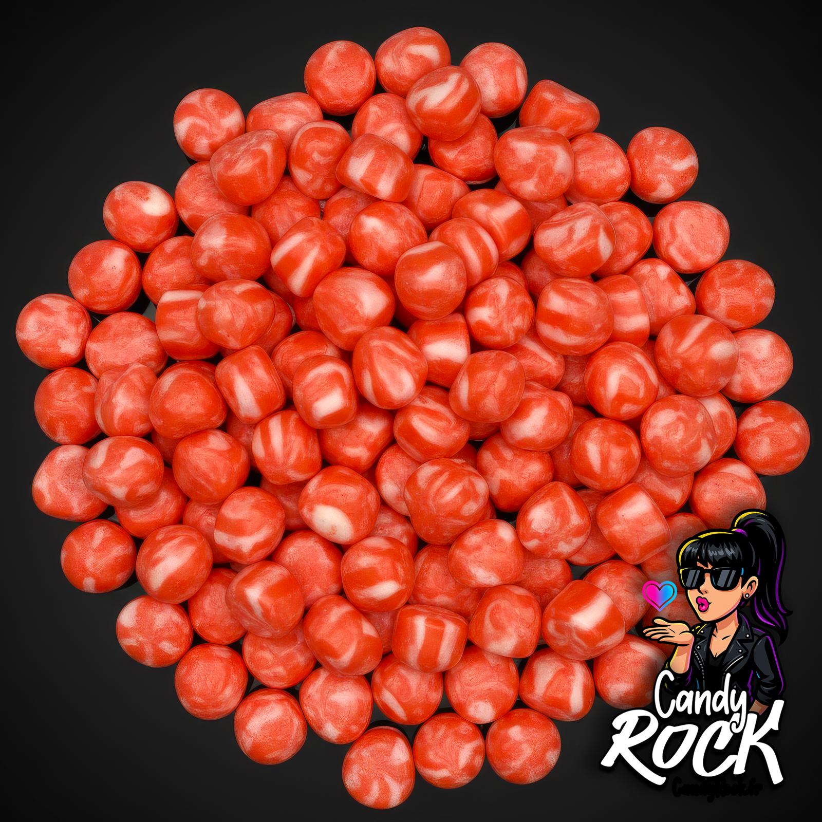 Bonbons Bisou Twist rouges et blancs à texture lisse, présentés en pile sur fond noir, ambiance CandyRock.