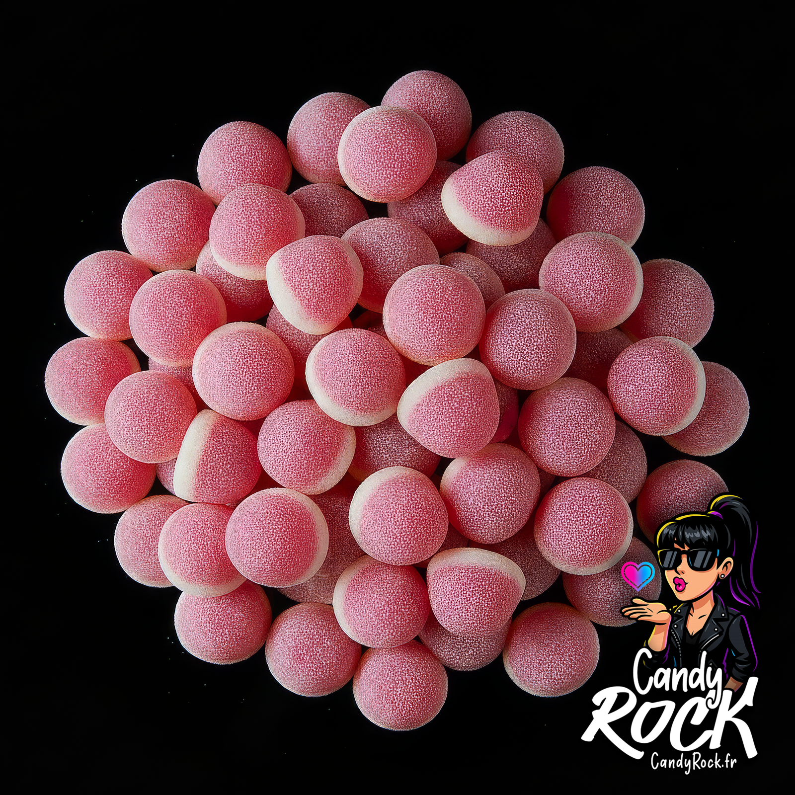 Bisous fraise sucrés en forme de dômes roses avec base blanche, texture mousse veloutée sur fond noir CandyRock.