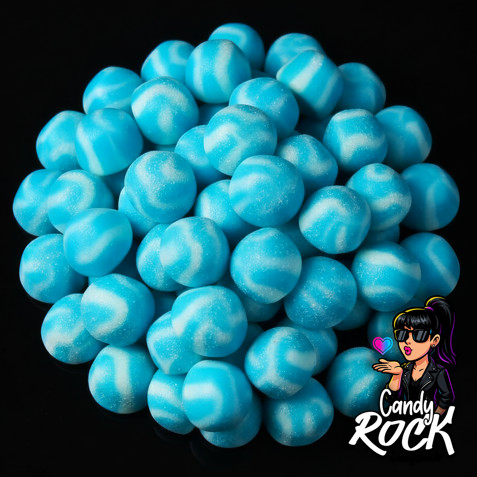 Bonbons Bisou Twist bleus et blancs à texture lisse présentés sur fond noir, vue générale lumineuse CandyRock.