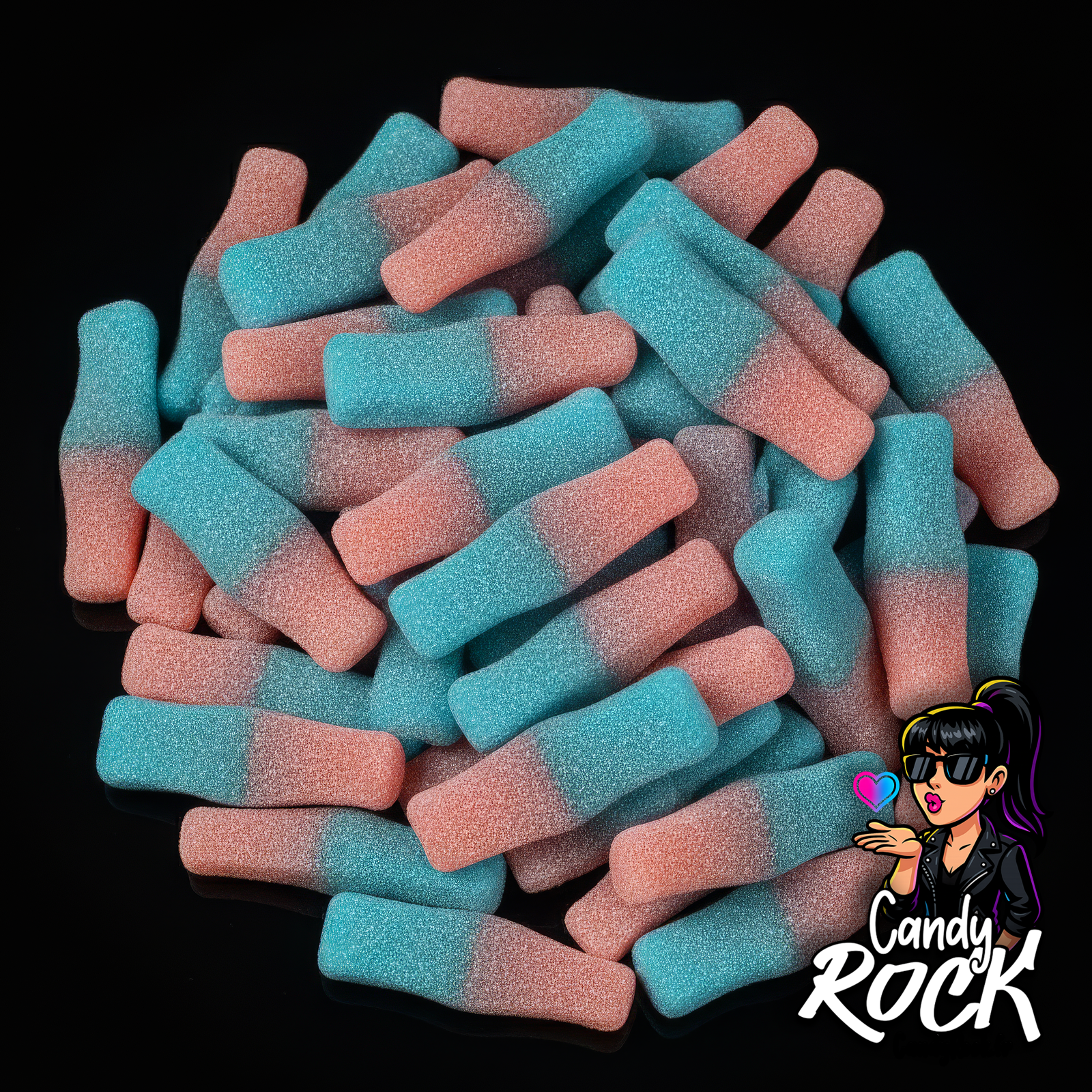 Bouteilles gélifiées bicolores bleu et rose CandyRock sur fond noir, présentation générale des bonbons acidulés saveur bubble-gum.