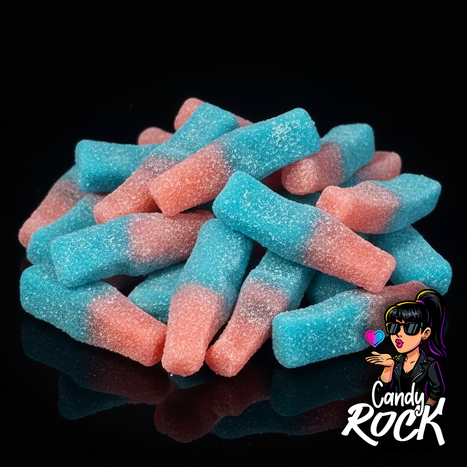 Vue rapprochée de bouteilles bubble-gum gélifiées bleu et rose CandyRock, détail du sucre citrique et de la texture moelleuse.