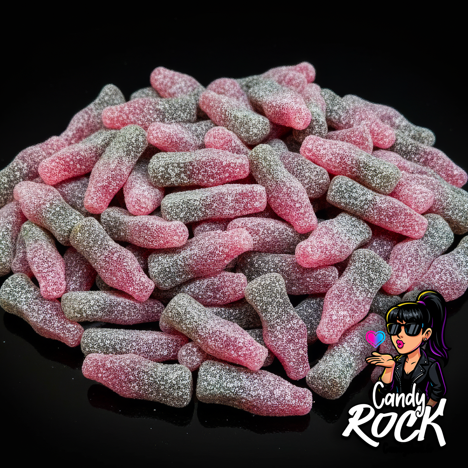 Bouteilles gélifiées cherry cola bicolores recouvertes de sucre acidulé, présentées sur fond noir, CandyRock.