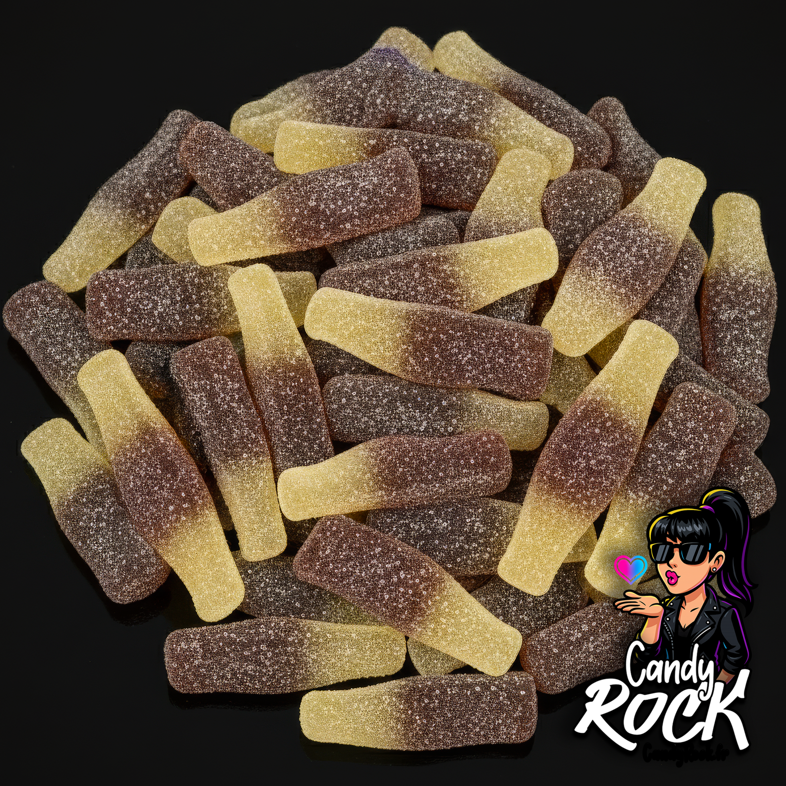 Bouteilles gélifiées bicolores brun et jaune CandyRock sur fond noir, présentation générale des bonbons cola acidulés.