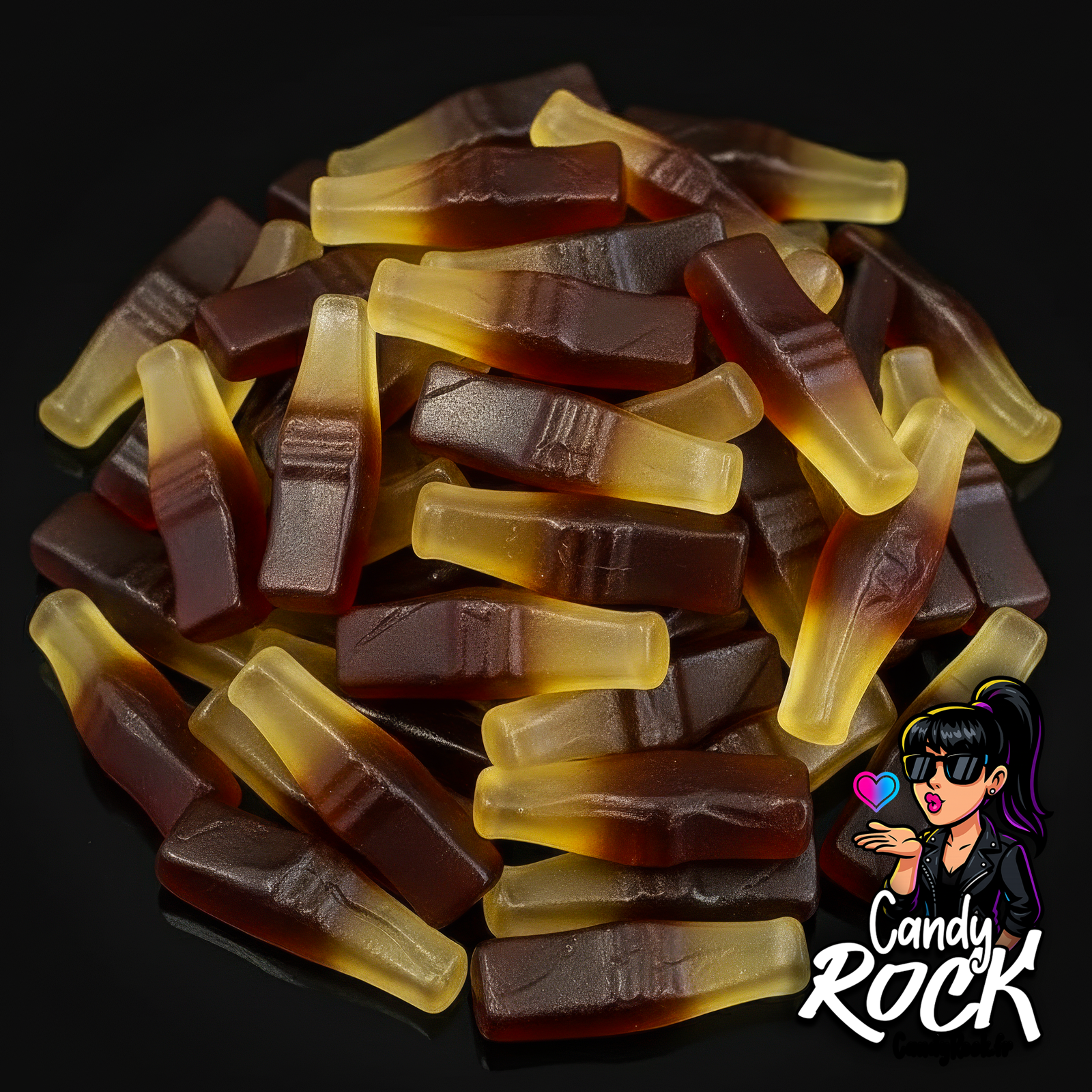 Bonbons bouteilles cola brun et jaune gélifiés sur fond noir, présentation vrac classique, CandyRock.