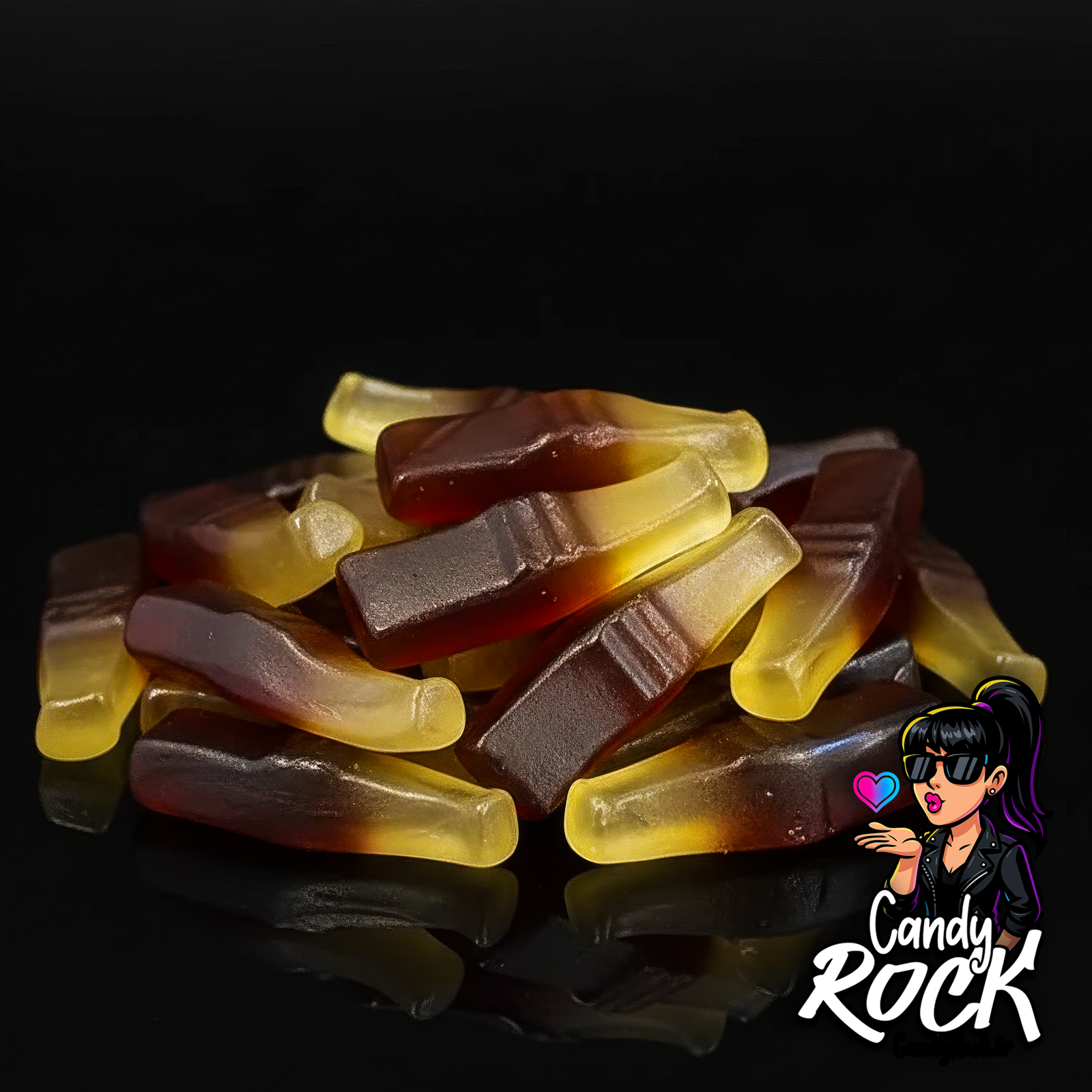 Zoom sur bonbons bouteilles cola gélifiées brun et jaune, texture souple et brillante, CandyRock.
