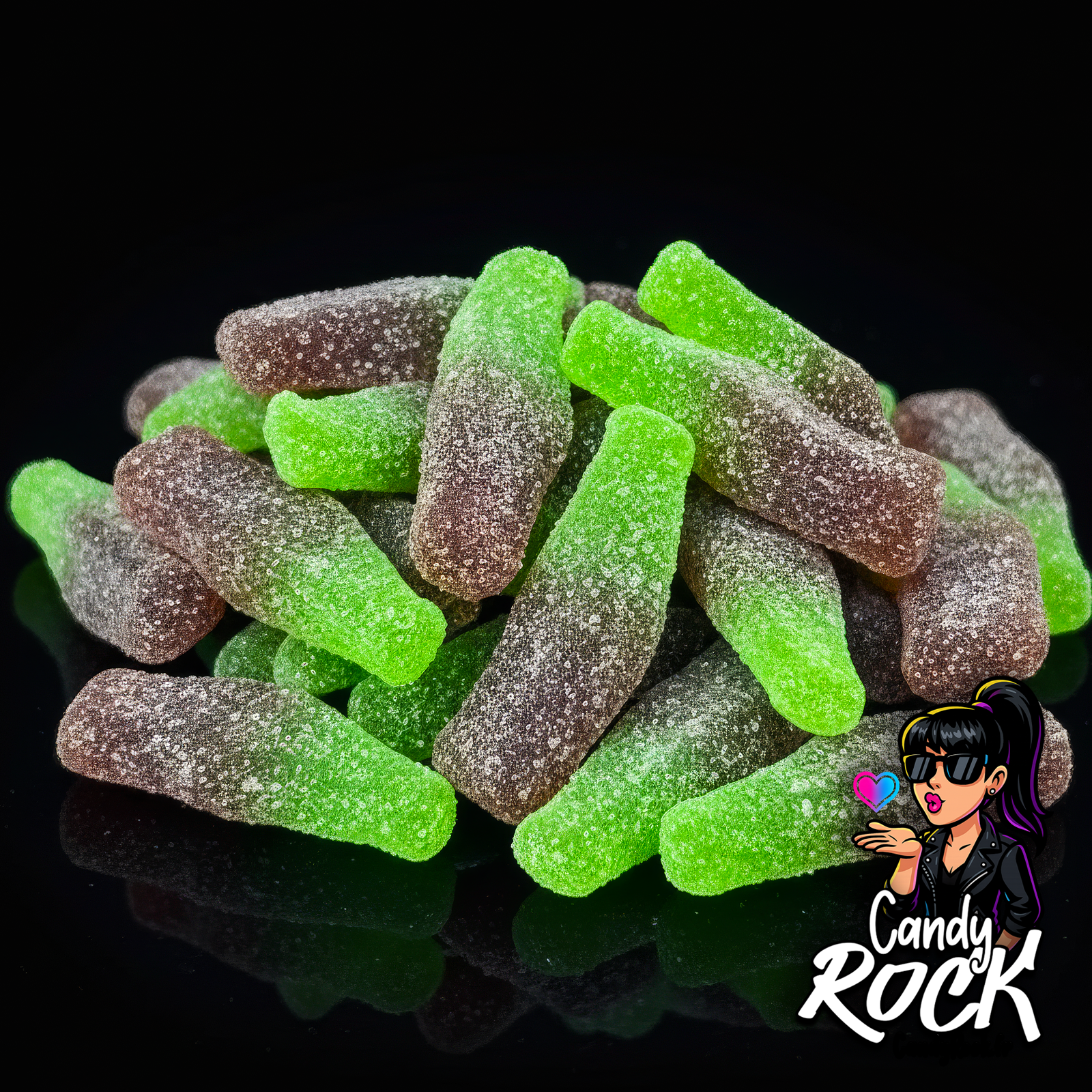 Gros plan sur des bouteilles gélifiées vertes et cola sucrées, mettant en valeur les textures et le sucre brillant CandyRock.
