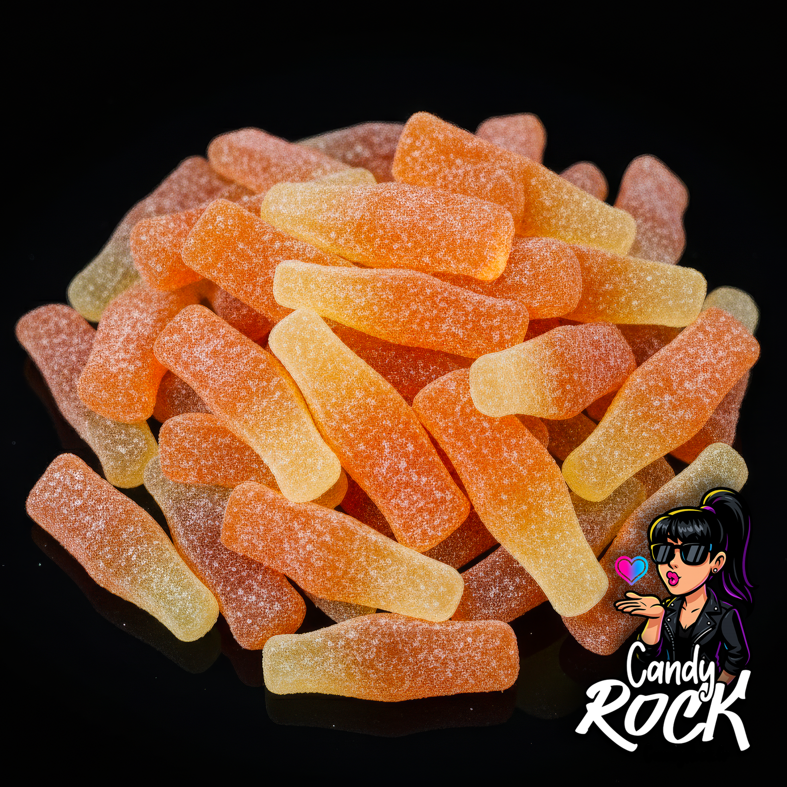 Bonbons gélifiés en forme de bouteilles orange et jaune, recouverts de sucre acidulé, présentés en vrac par CandyRock.
