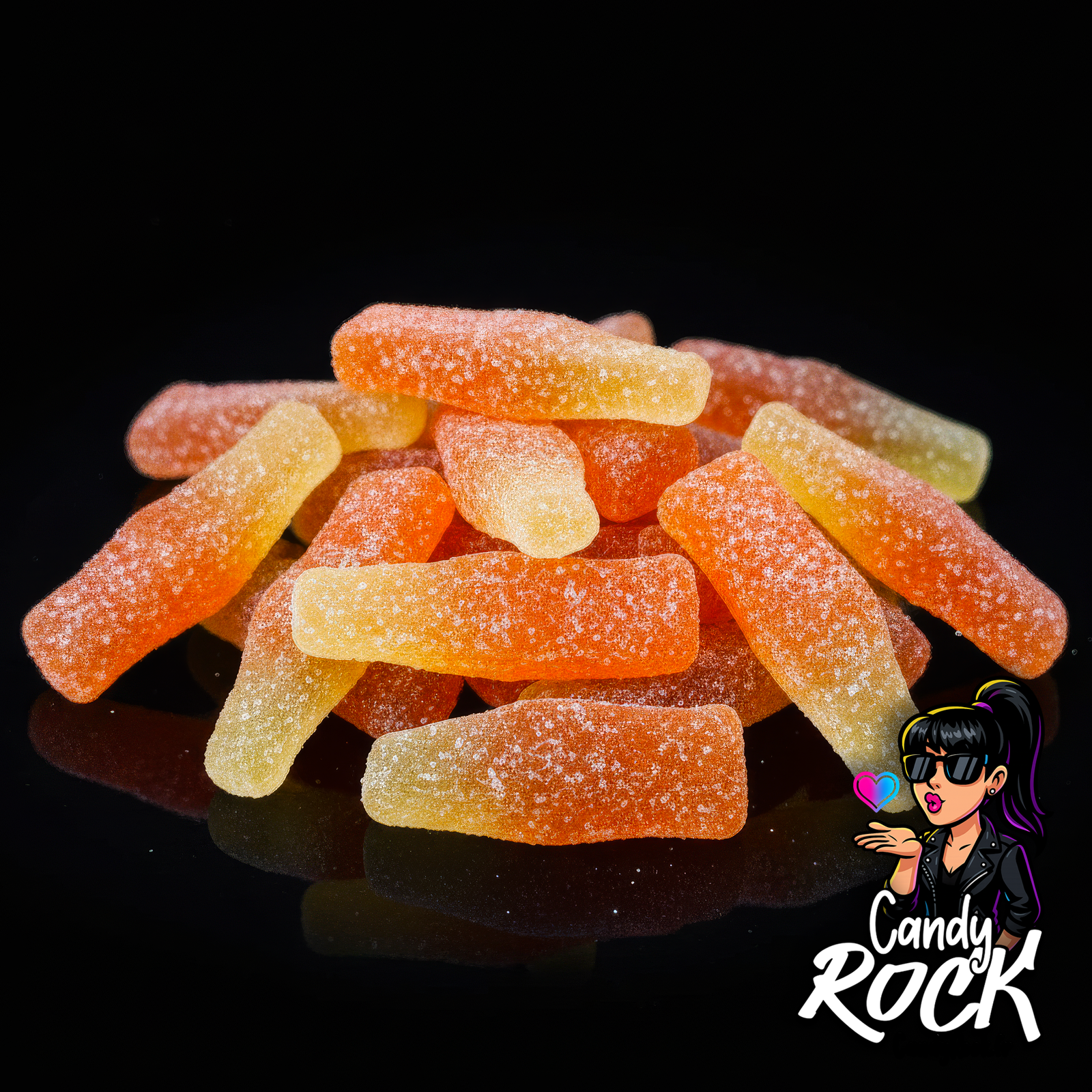 Gros plan sur des bouteilles gélifiées orange acidulées CandyRock, mettant en valeur le sucre pétillant et les couleurs fruitées.