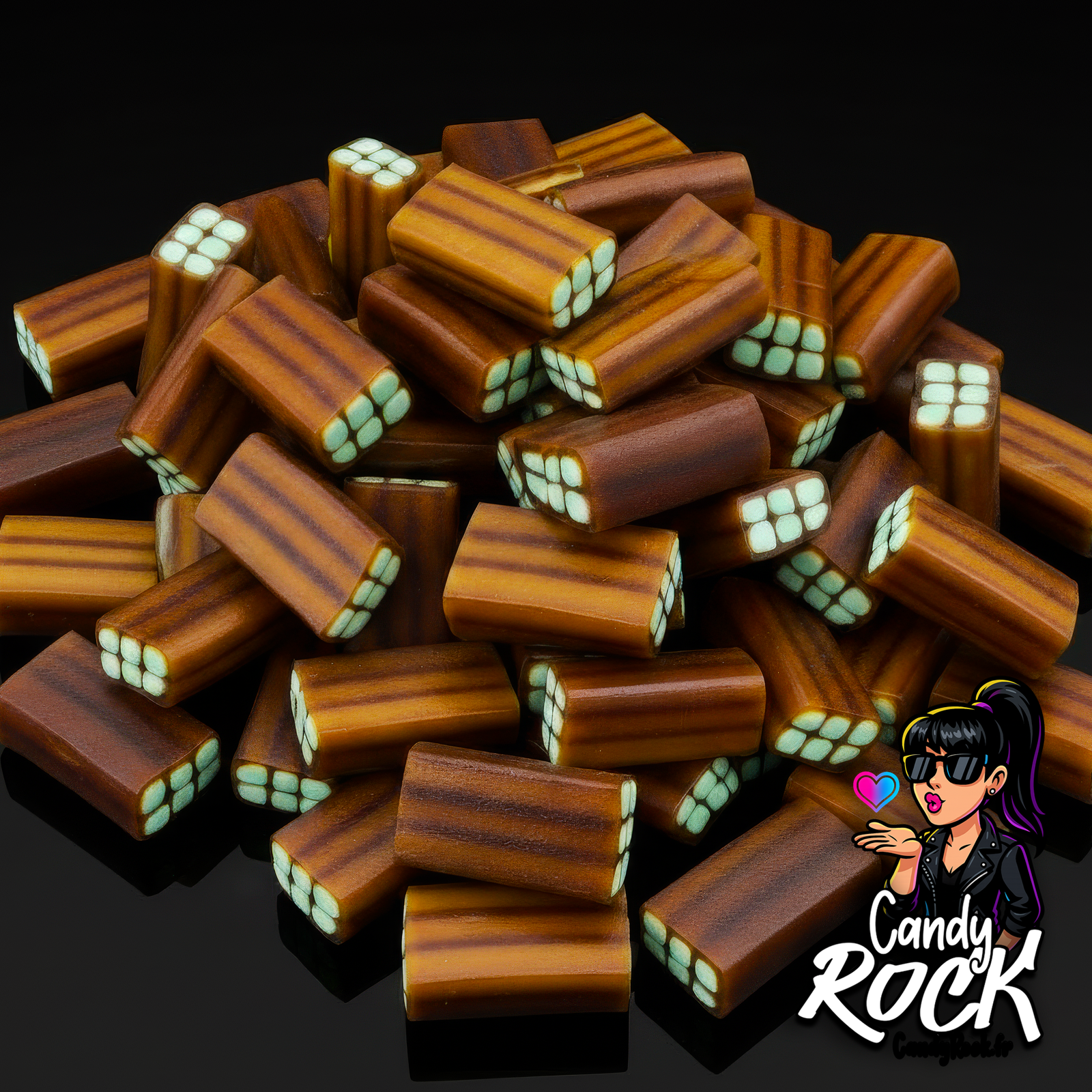 Briques gélifiées lisses couleur cola avec cœur blanc quadrillé, posées sur fond noir CandyRock.