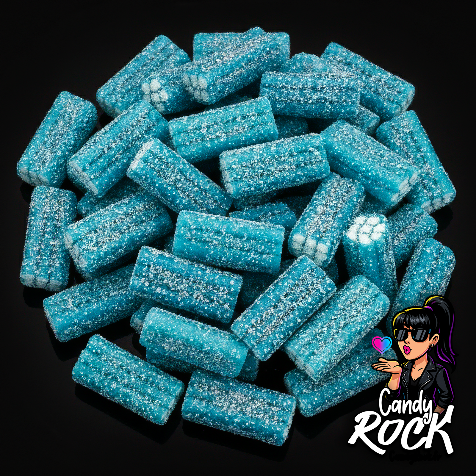 Briques gélifiées bleu framboise recouvertes de sucre acidulé, présentation générale sur fond noir CandyRock.