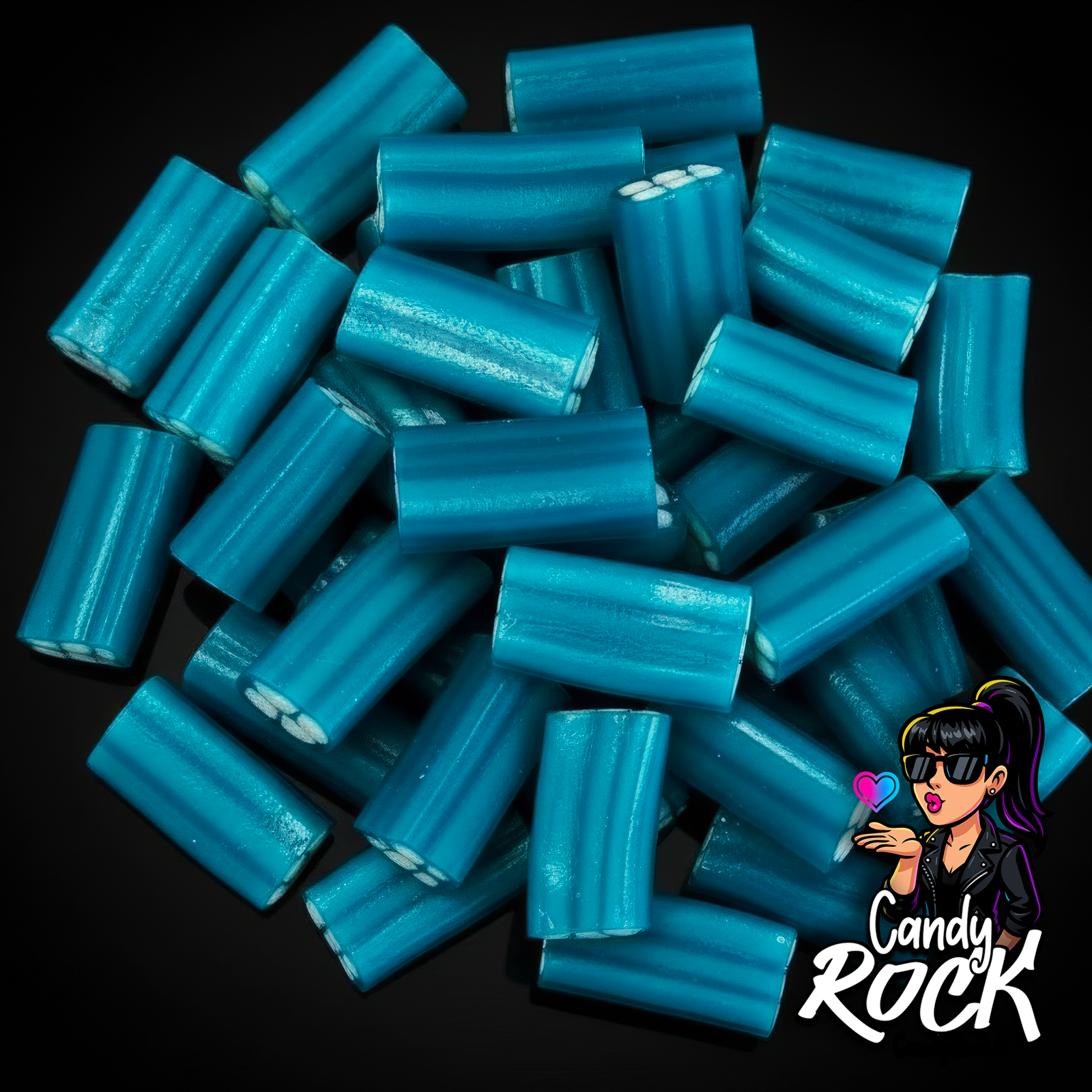 Briques gélifiées bleu framboise lisses avec un cœur blanc quadrillé, présentées sur fond noir CandyRock.