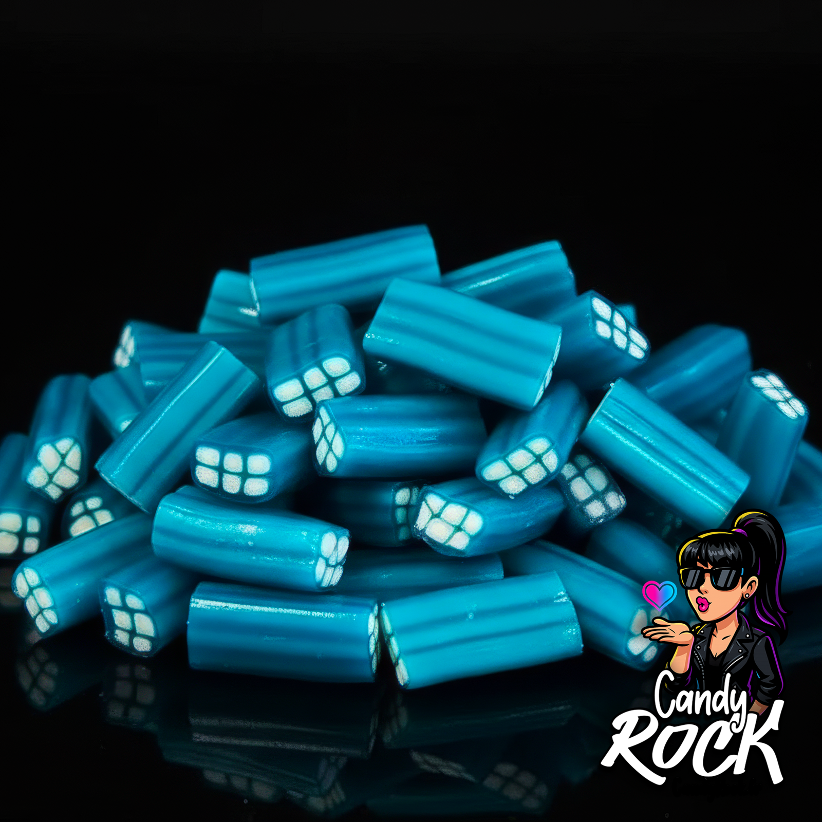 Gros plan de briques lisses bleu framboise montrant un cœur blanc en carrés, ambiance CandyRock.