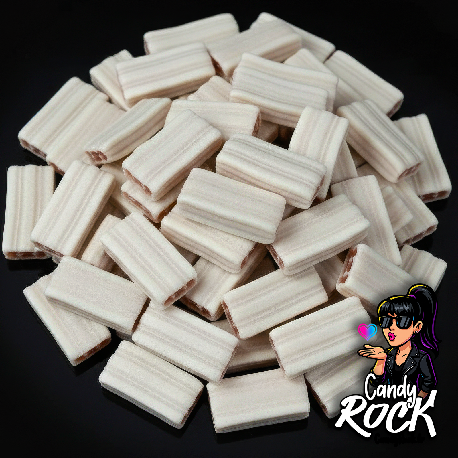 Briques lissées fraise crème blanches striées avec cœur rouge, présentées en vrac sur fond noir brillant, CandyRock, vue générale.