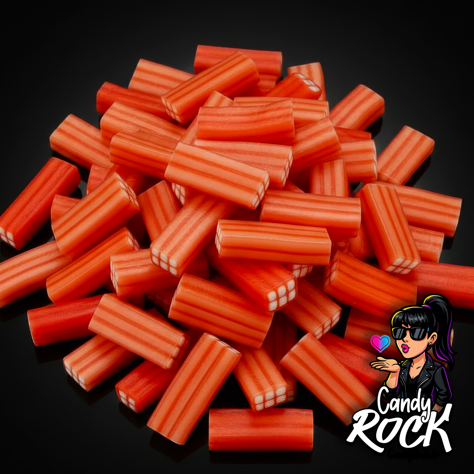 Briques lissées fraise rouges striées avec cœur blanc, présentées en vrac sur fond noir brillant, CandyRock, vue générale.