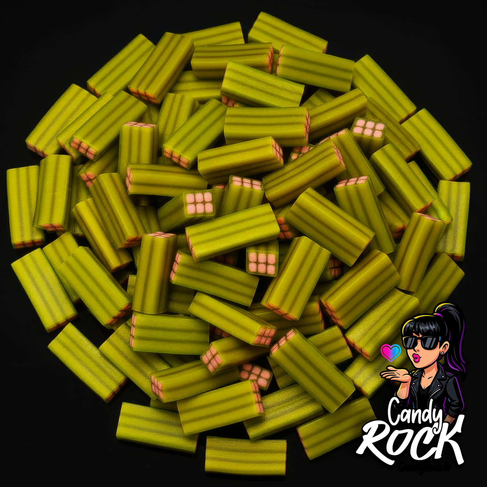 Briques gélifiées lisses vert pastèque avec un cœur rose quadrillé, présentées sur fond noir CandyRock.