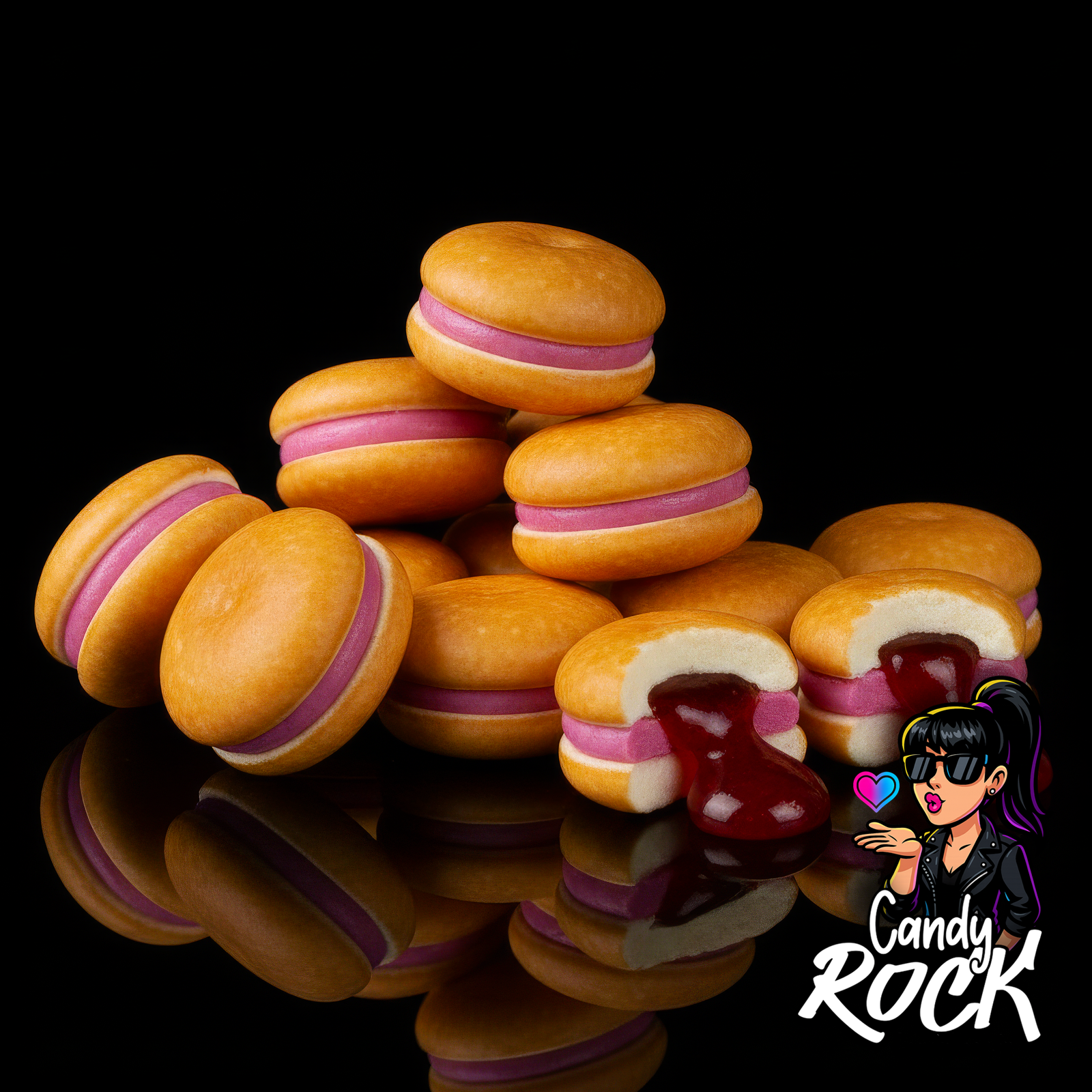 Vue rapprochée de chewing-gums burgers fourrés, montrant la garniture liquide rouge brillante sur fond noir CandyRock.