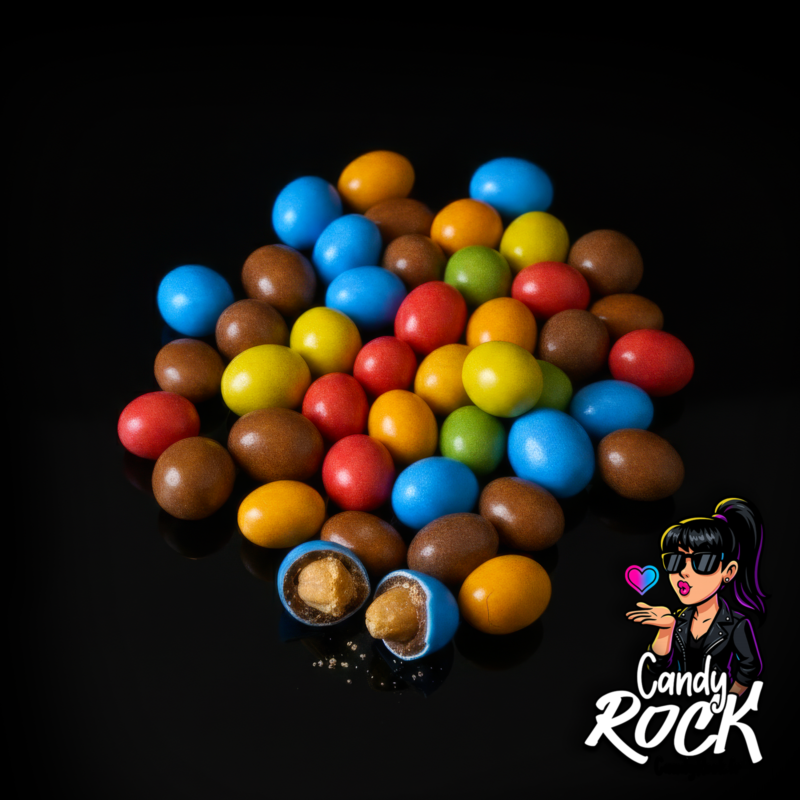Cacahuètes enrobées de chocolat au lait et coque sucrée colorée en assortiment multicolore sur fond noir CandyRock.