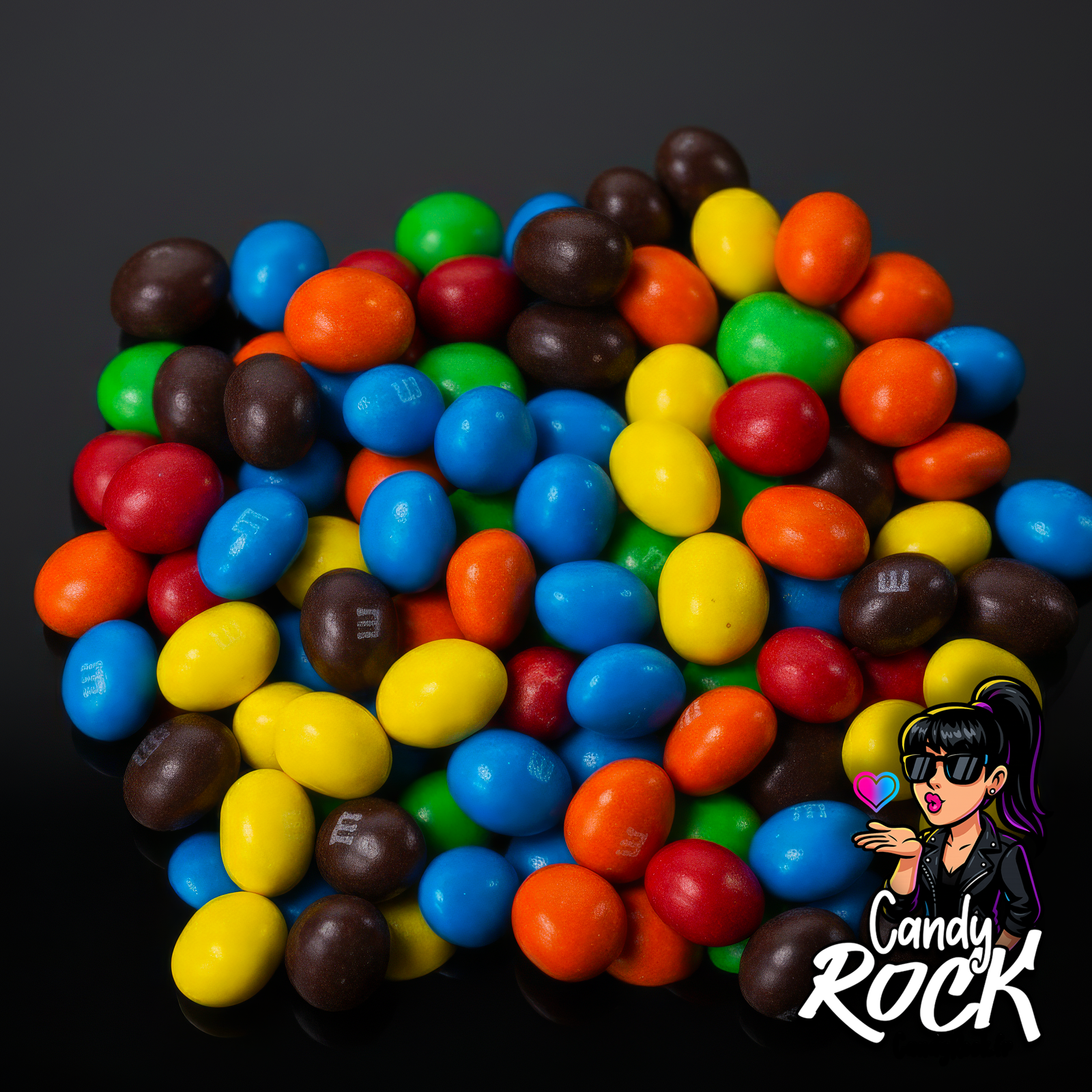 Cacahuètes M&M’s multicolores enrobées d’une coque lisse et brillante, présentées en tas sur fond noir CandyRock.