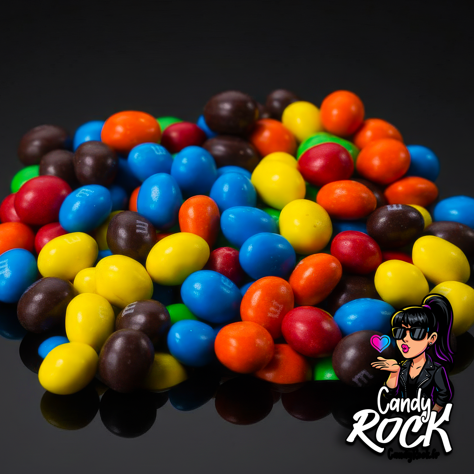 Zoom serré sur cacahuètes M&M’s Peanut aux coques lisses et colorées, croquant visuel intense, style CandyRock.