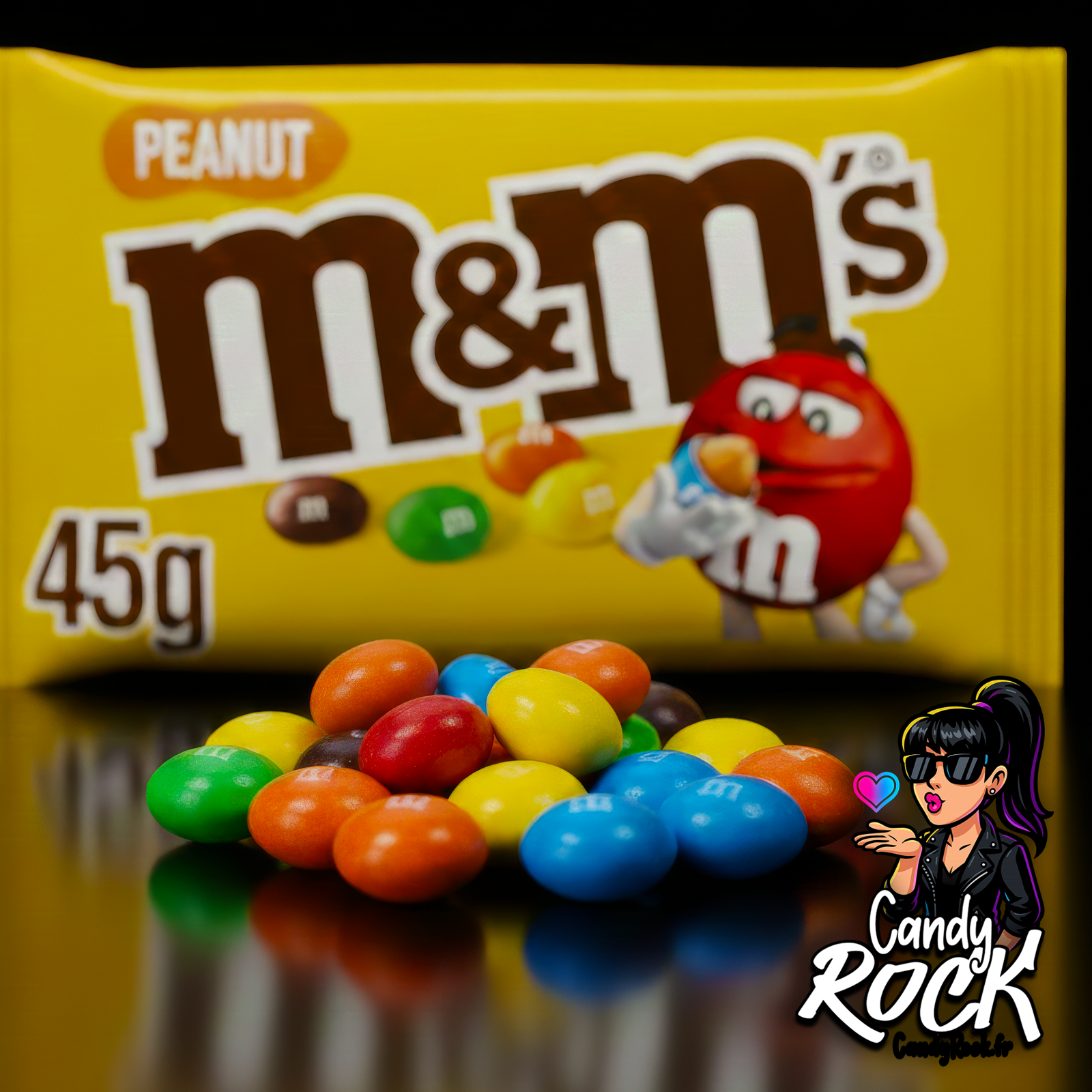 Sachet M&M’s Peanut jaune avec cacahuètes chocolatées multicolores en avant-plan, ambiance gourmande CandyRock.