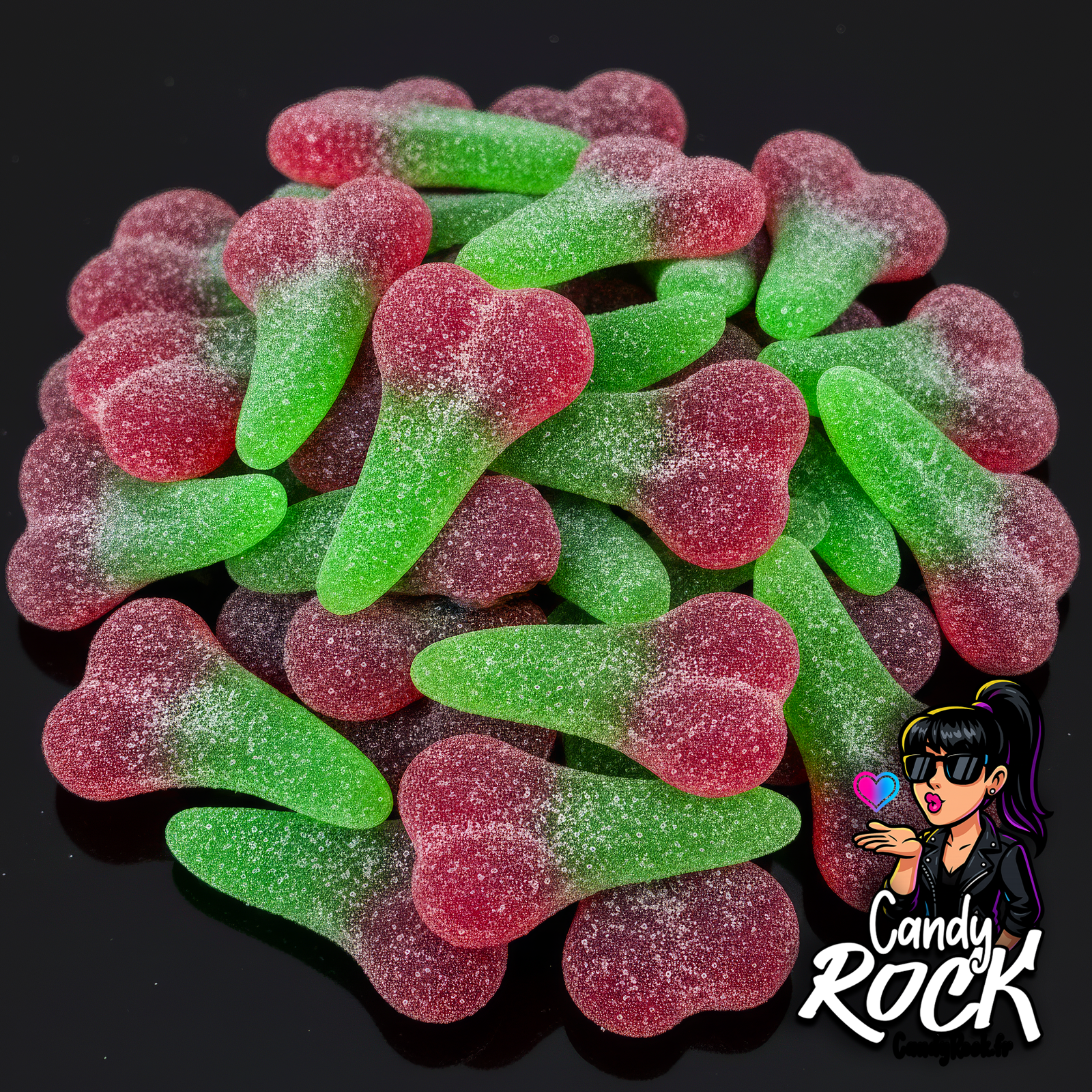 Cerises gélifiées rouge et vert avec sucre acidulé, présentées en vrac sur fond noir, collection CandyRock.