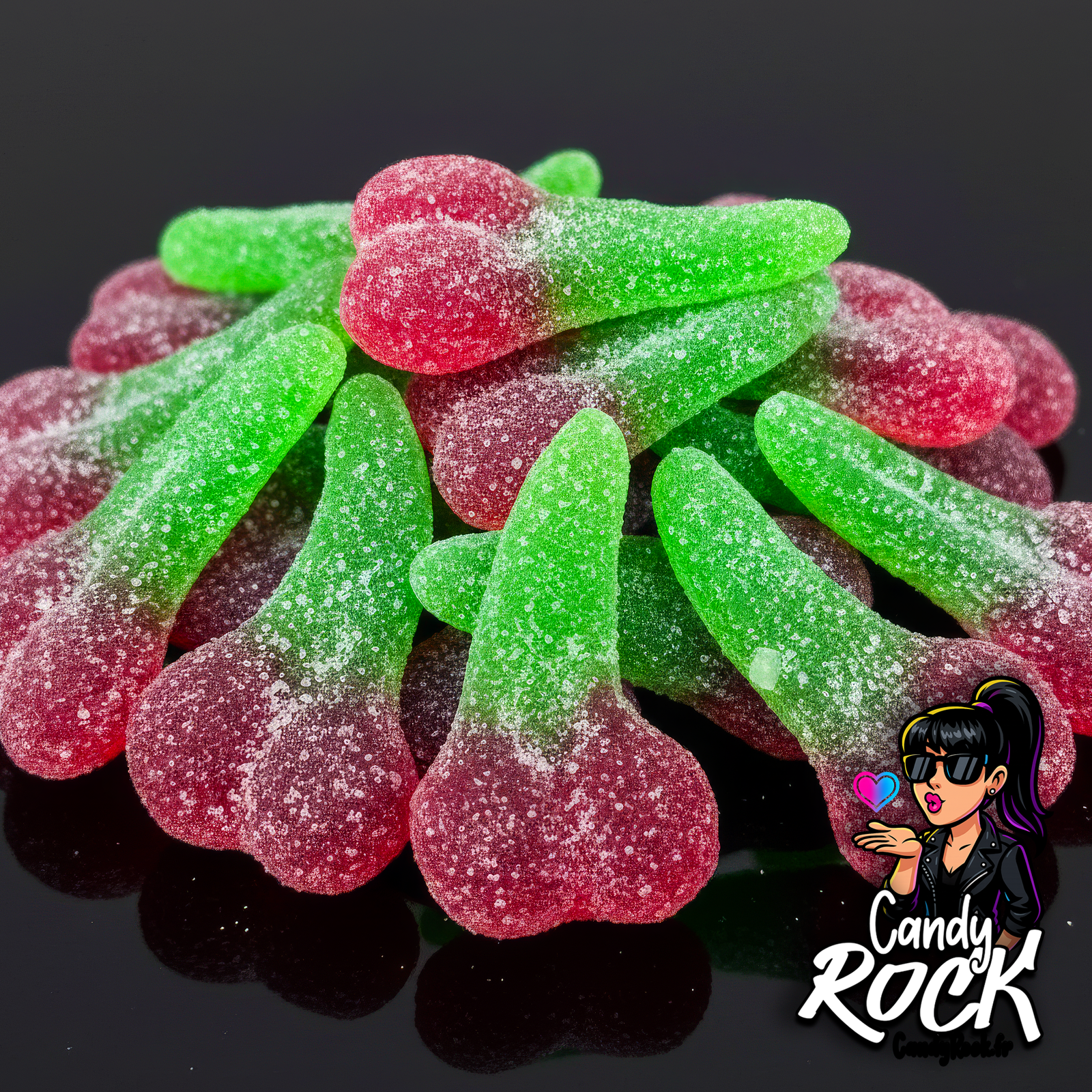 Zoom sur des bonbons cerises gélifiées acidulées, montrant la texture poudrée et les couleurs vives CandyRock.