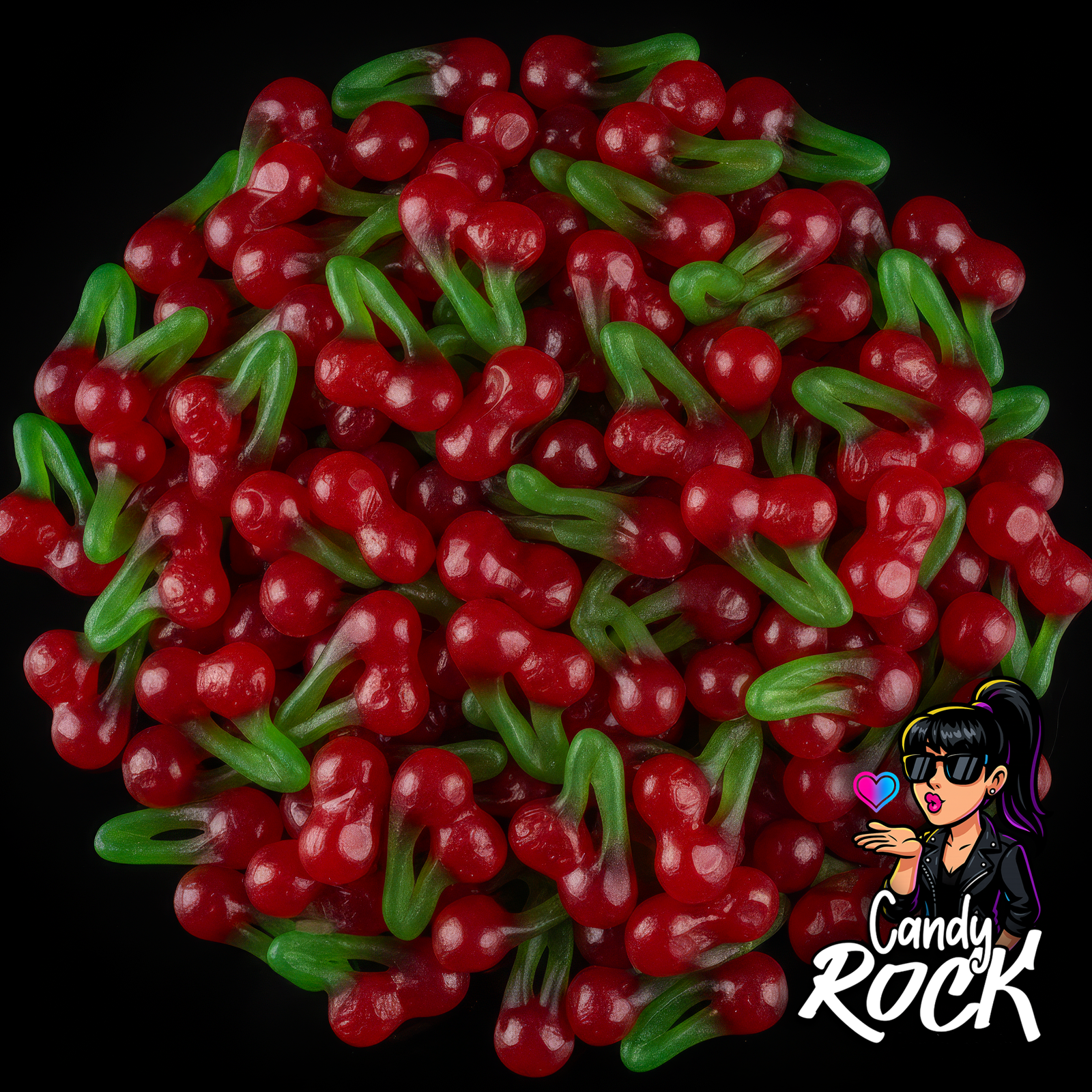 Bonbons gélifiés lisses en forme de cerises rouges et vertes posés en pile sur fond noir, présentation CandyRock.