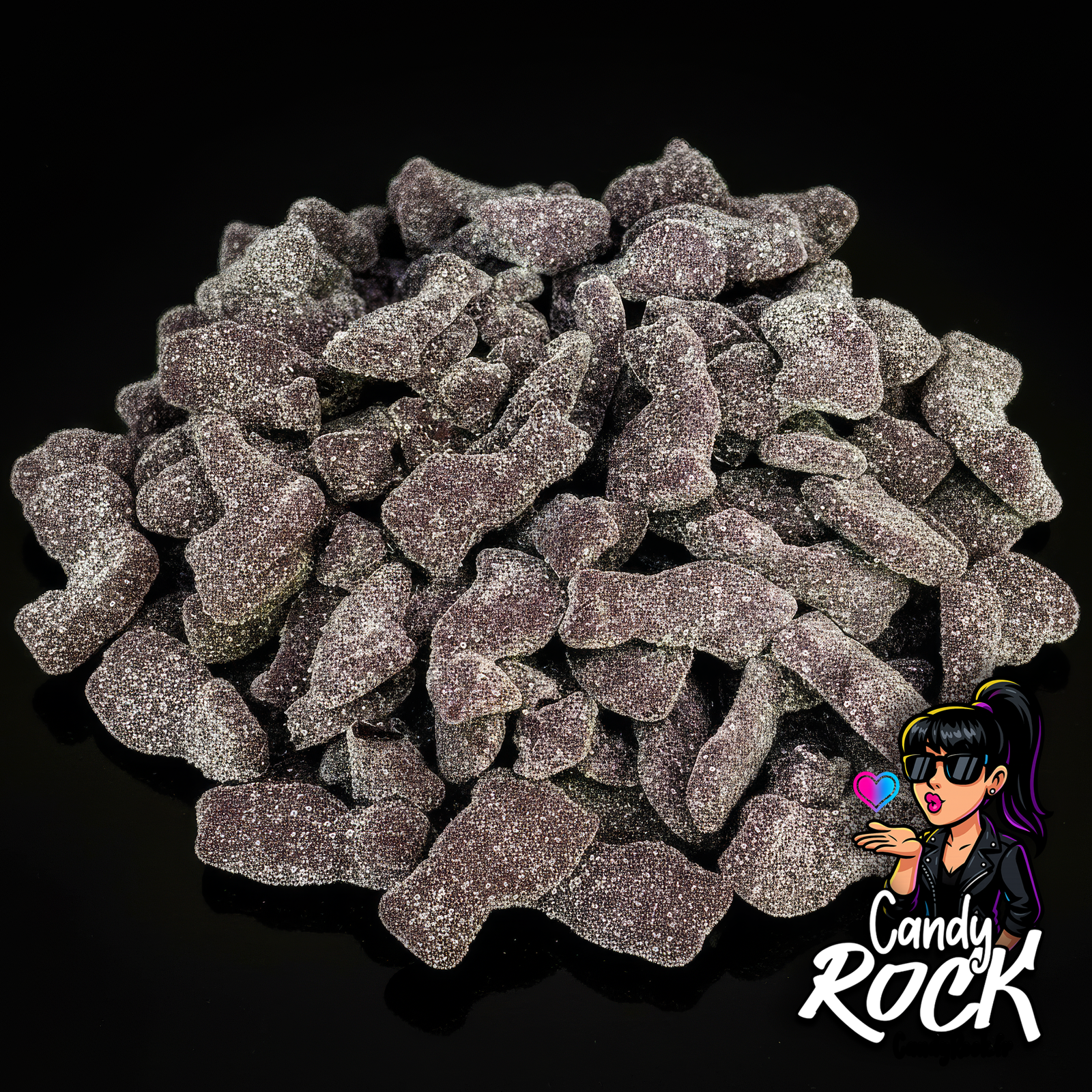Bonbons en forme de chats gélifiés à la réglisse, noirs et enrobés de sucre, vue générale sur fond noir, CandyRock.