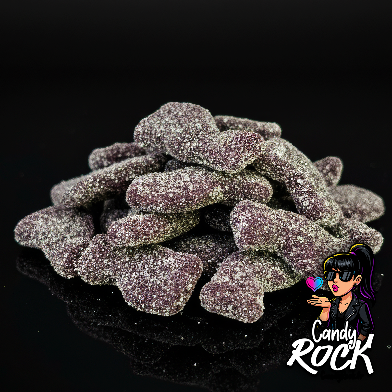 Vue rapprochée de chats gélifiés noirs à la réglisse, recouverts de sucre cristallisé, détails de la texture, CandyRock.